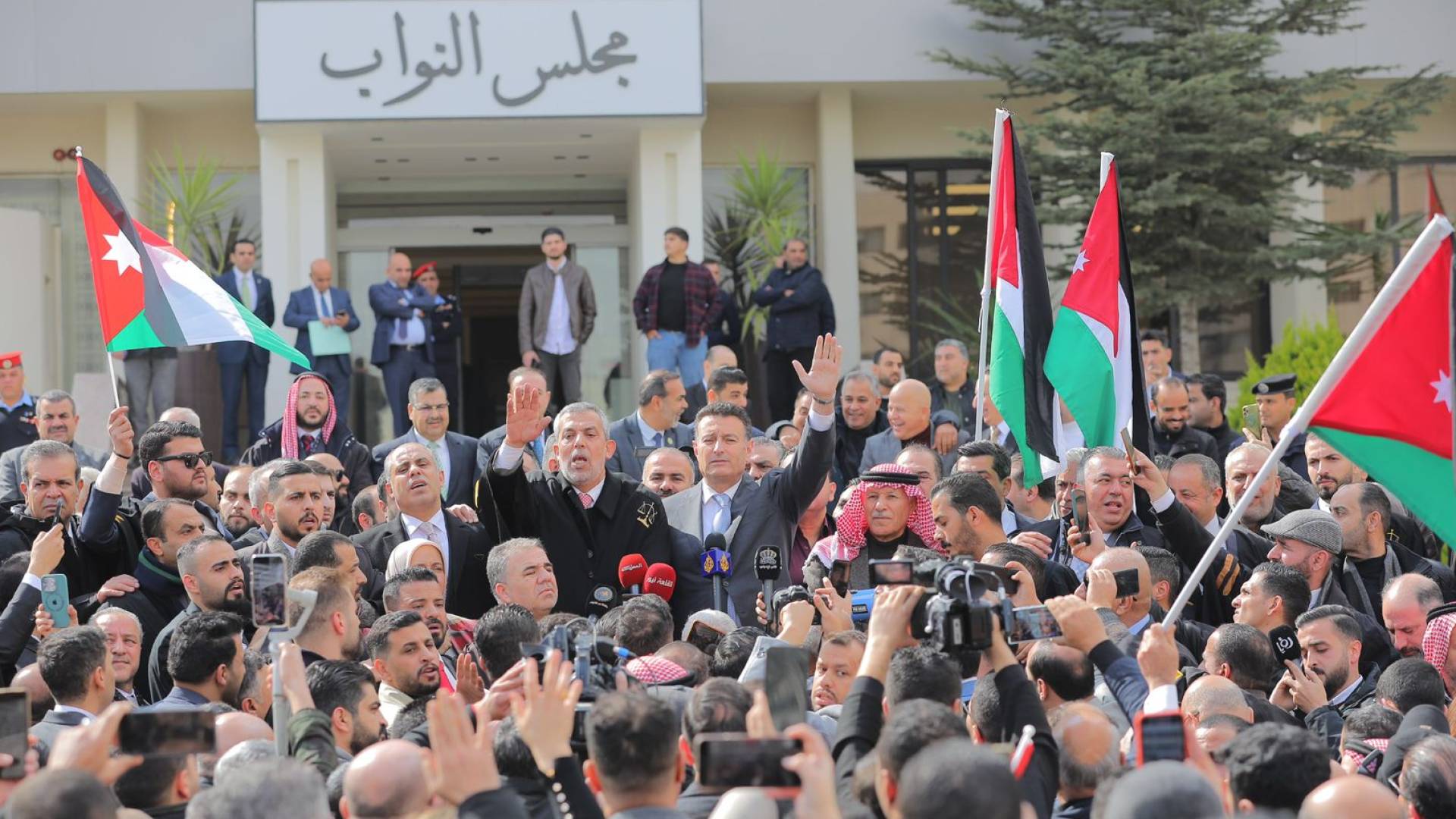 الصفدي يستقبل مسيرة المحامين