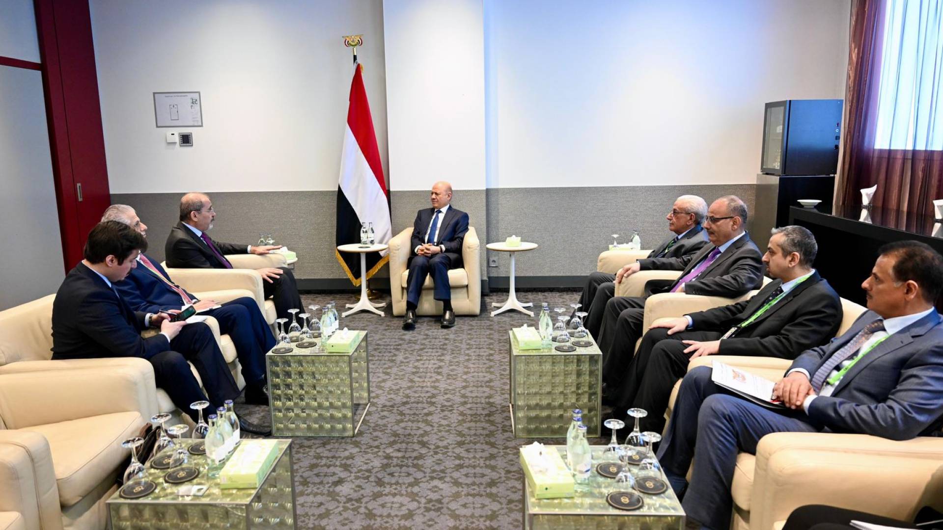 الصفدي يؤكد لرئيس مجلس القيادة الرئاسي اليمني موقف الأردن الثابت في دعم الشرعية اليمنية