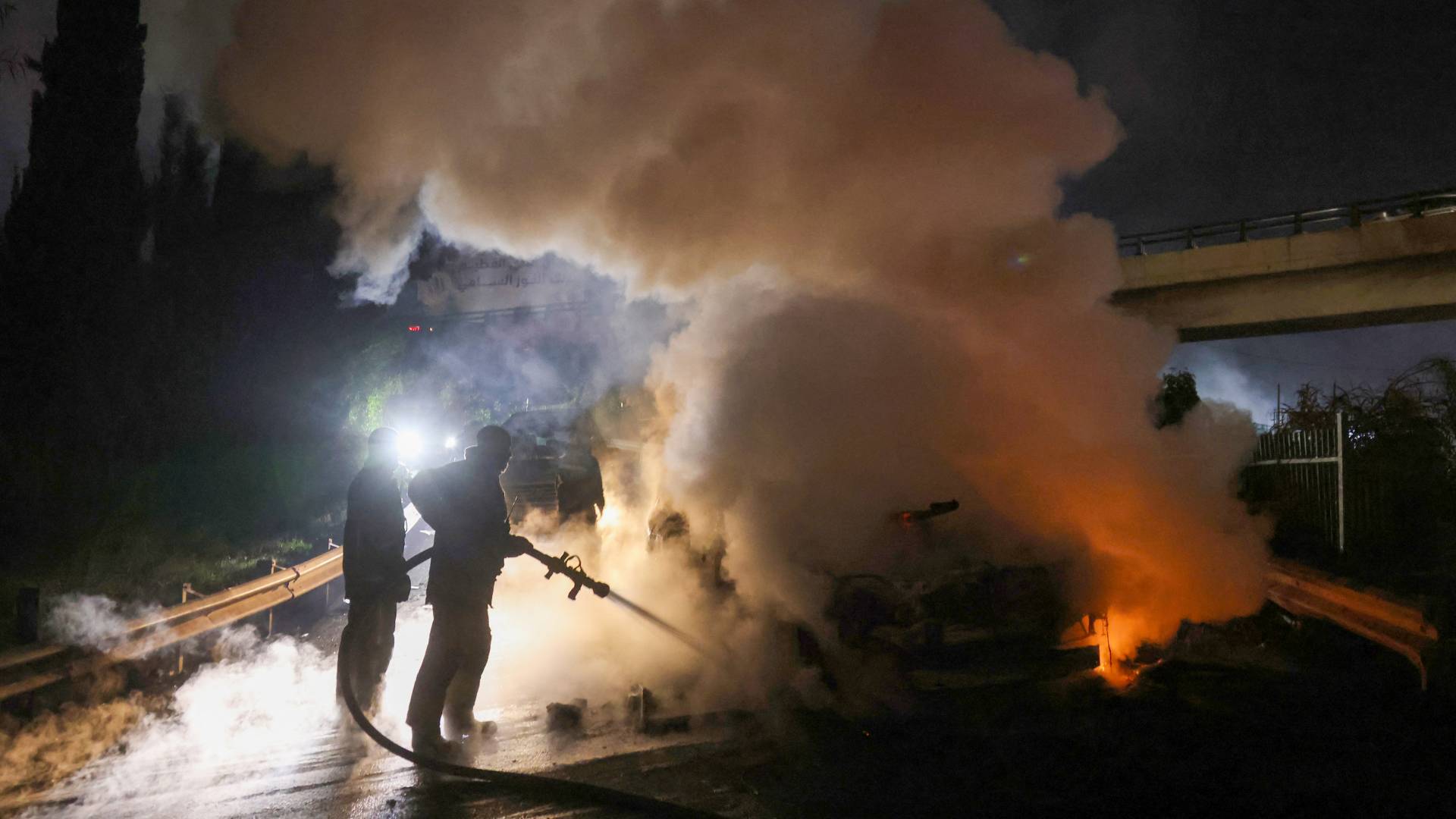 محتجون يستهدفون موكب اليونيفيل على الطريق المؤدي إلى مطار بيروت الدولي