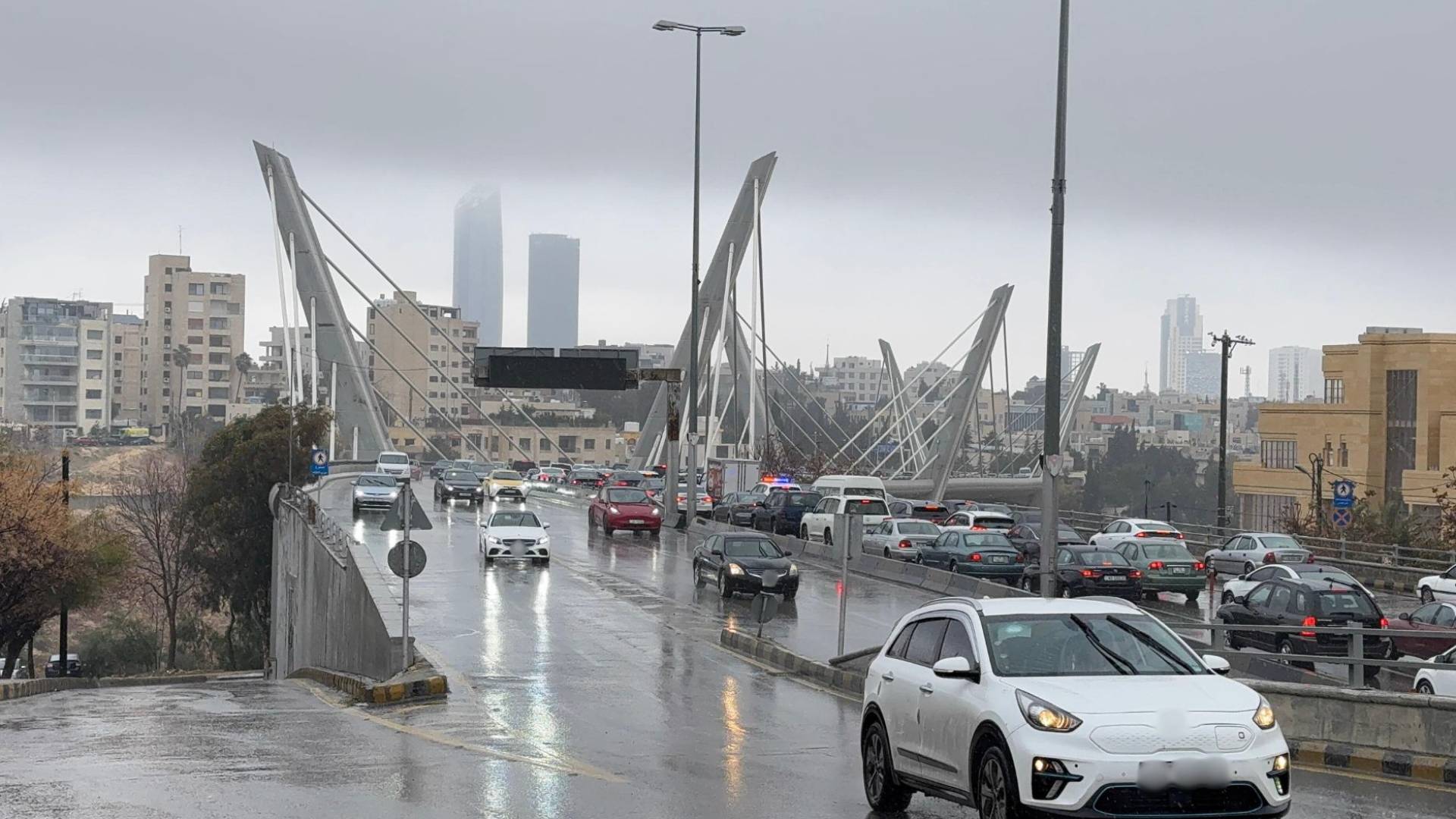 مركبات تسير في العاصمة عمان بحذر نتيجة منخفض جوي