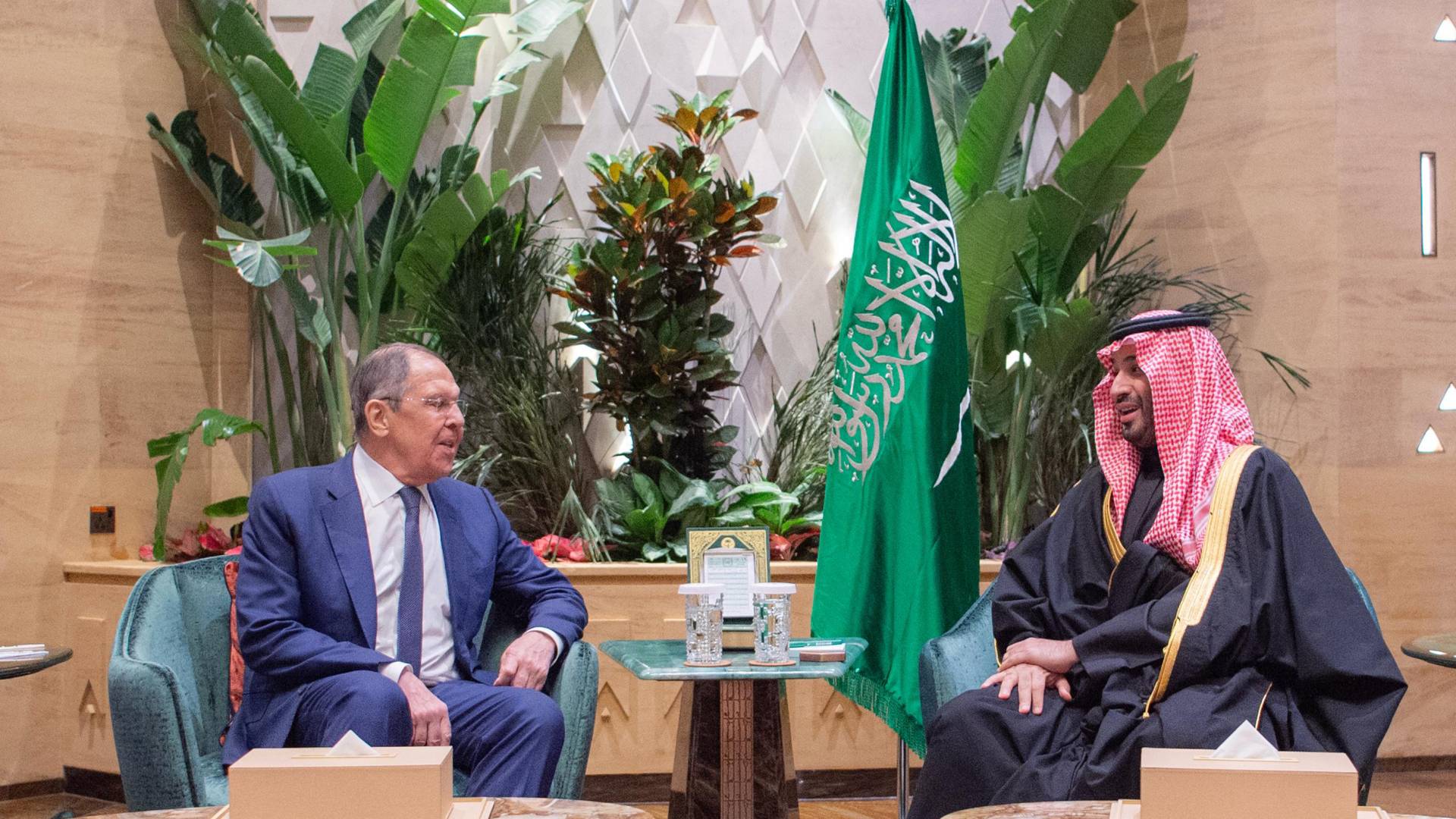 وزير الخارجية الروسي سيرجي لافروف (يسار) خلال اجتماعه مع ولي العهد السعودي الأمير محمد بن سلمان في الرياض