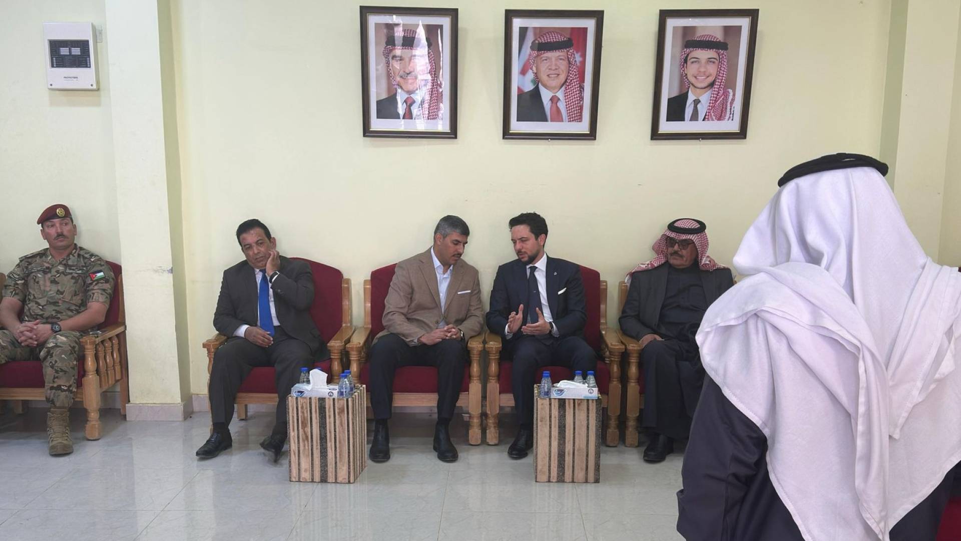 ولي العهد يعزي بوفاة والد زميله في الكتيبة 101