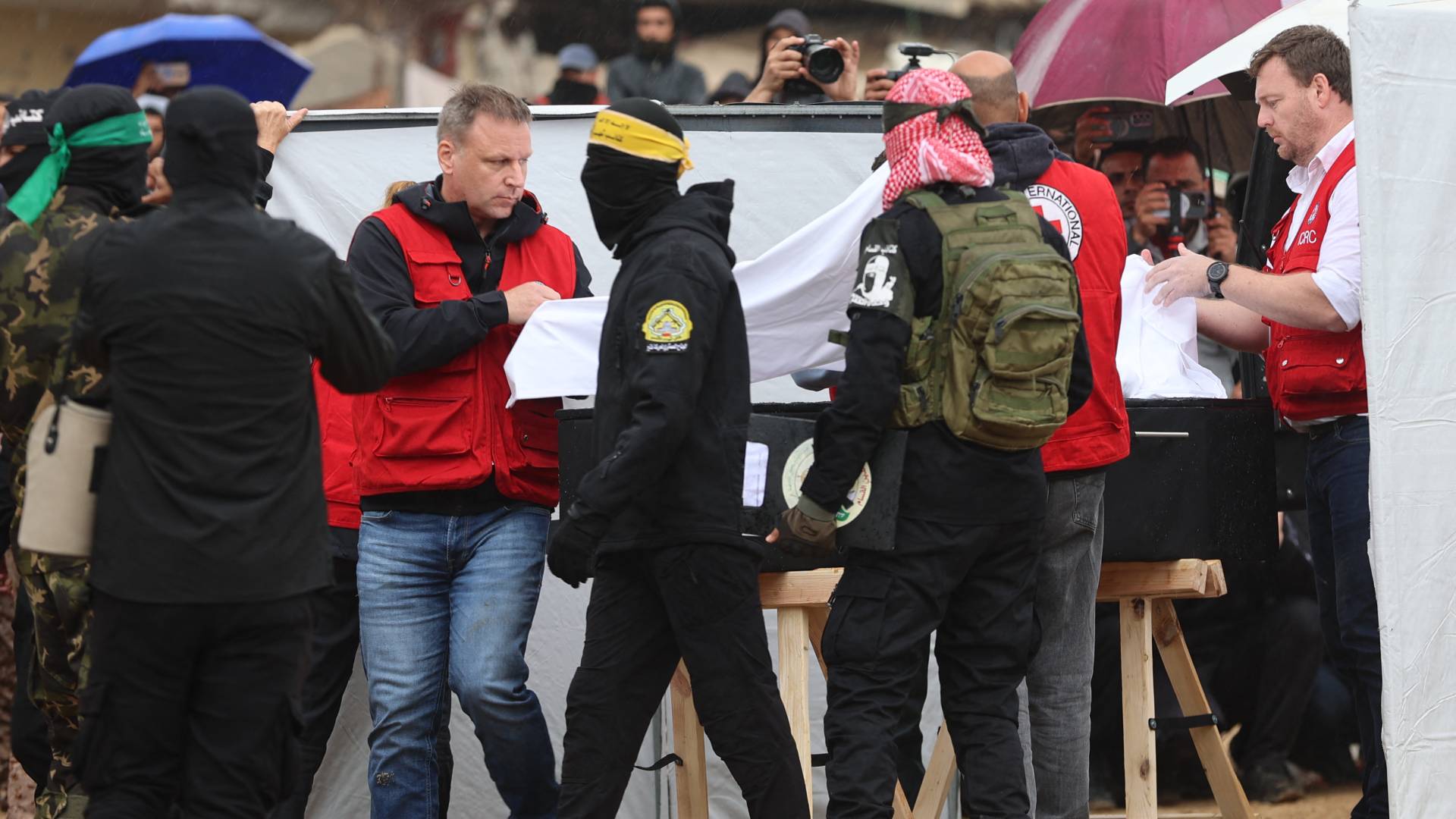 خلال تسليم جثامين أسرى في غزة