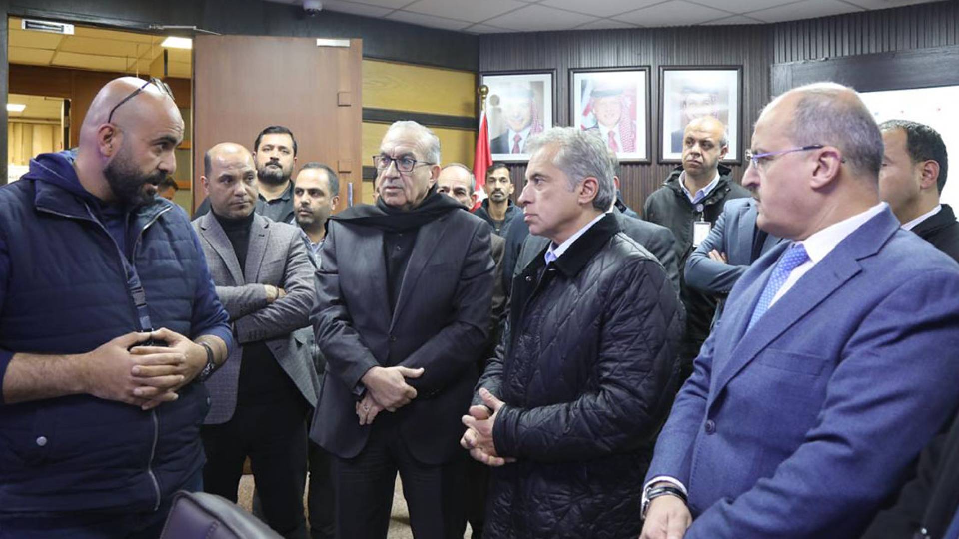 رئيس الوزراء يزور وزارة الأشغال ويطلع على خططها للتعامل مع الظروف الجوية