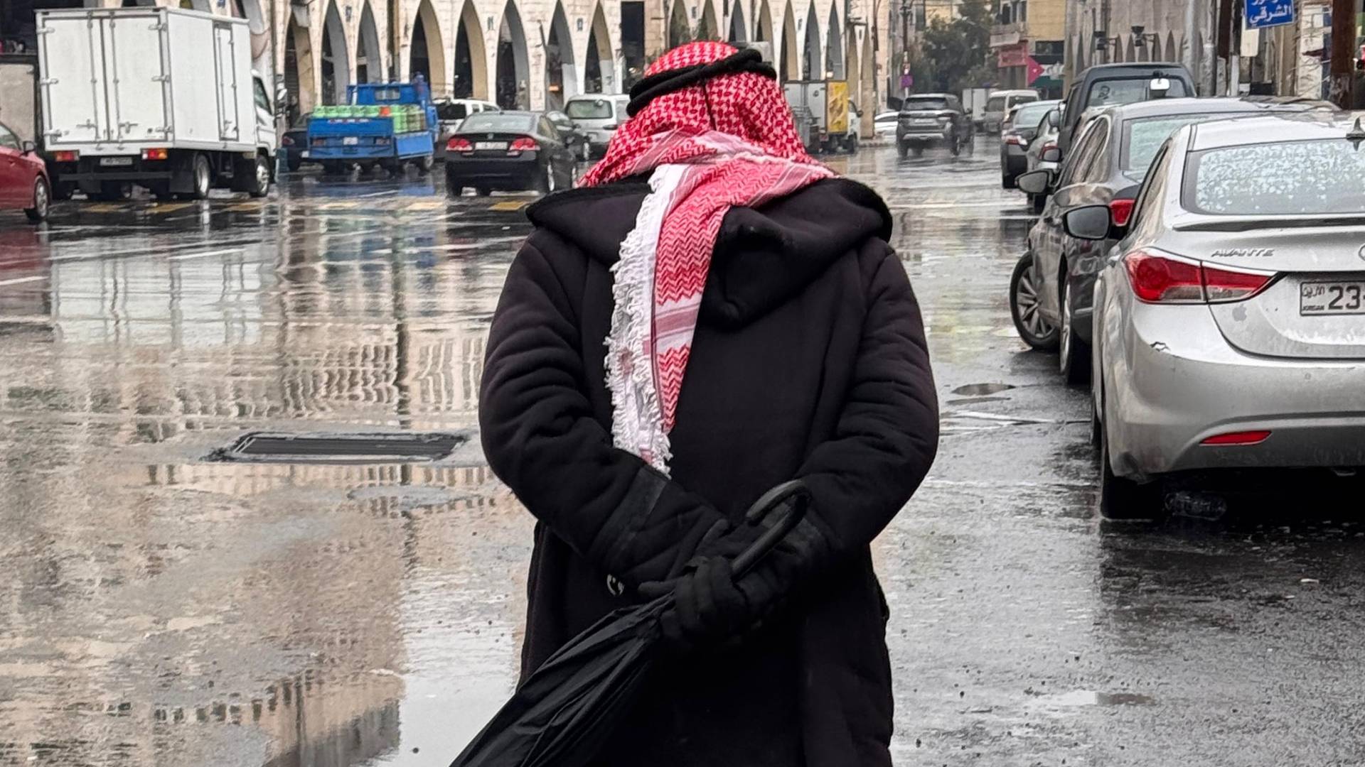 مواطن يرتدي ملابس ثقيلة "أرشيفية"