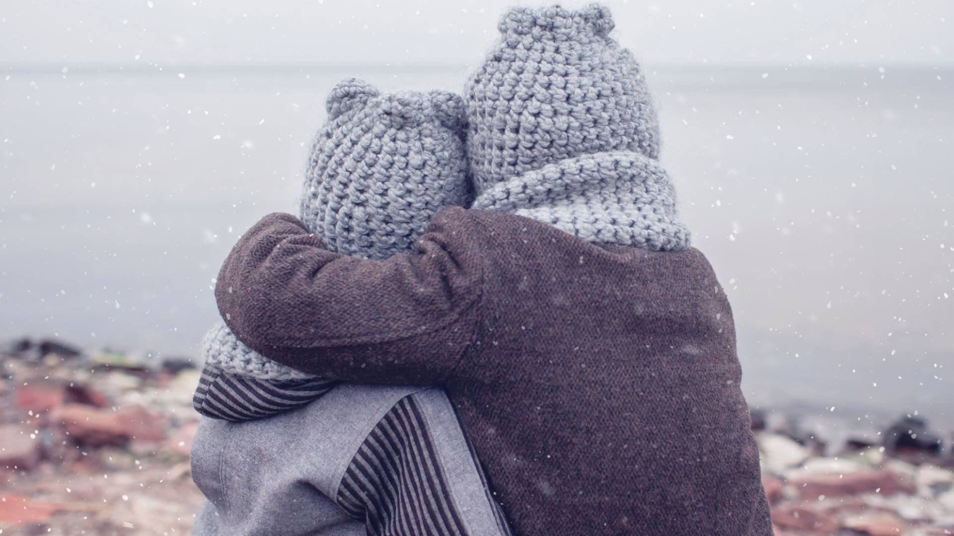 أطفال يرتدون ملابس دافئة "تعبيرية"