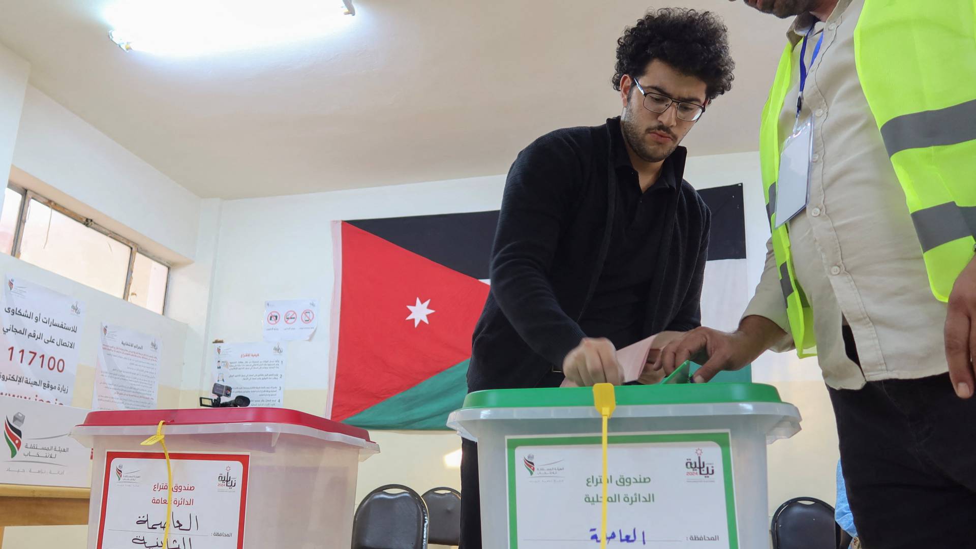 شخص يقوم بالإدلاء بصوته خلال الانتخابات النيابية