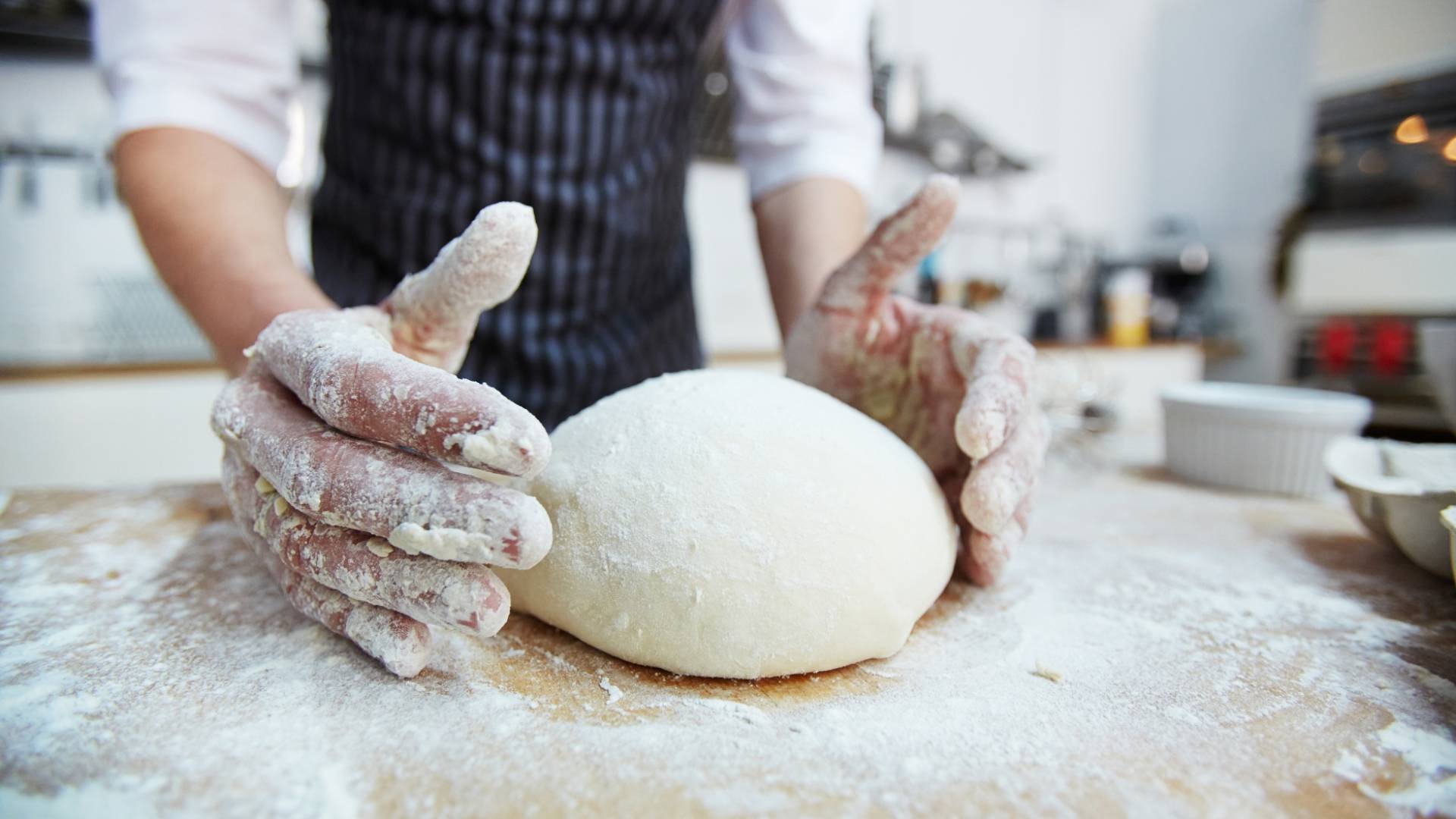 شخص يعمل في أحد المخابز - تعبيرية