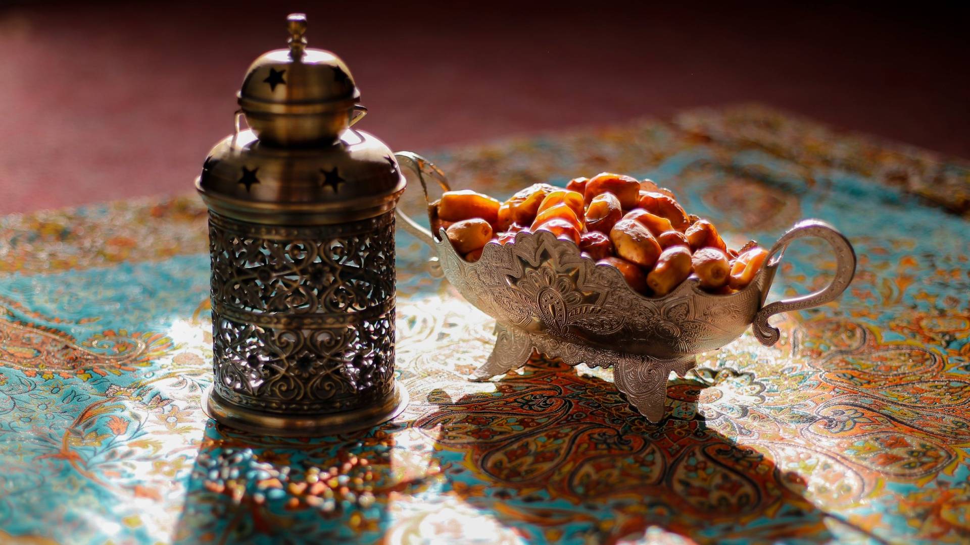 التمر بجانب عبوة "البخور" - تعبيرية