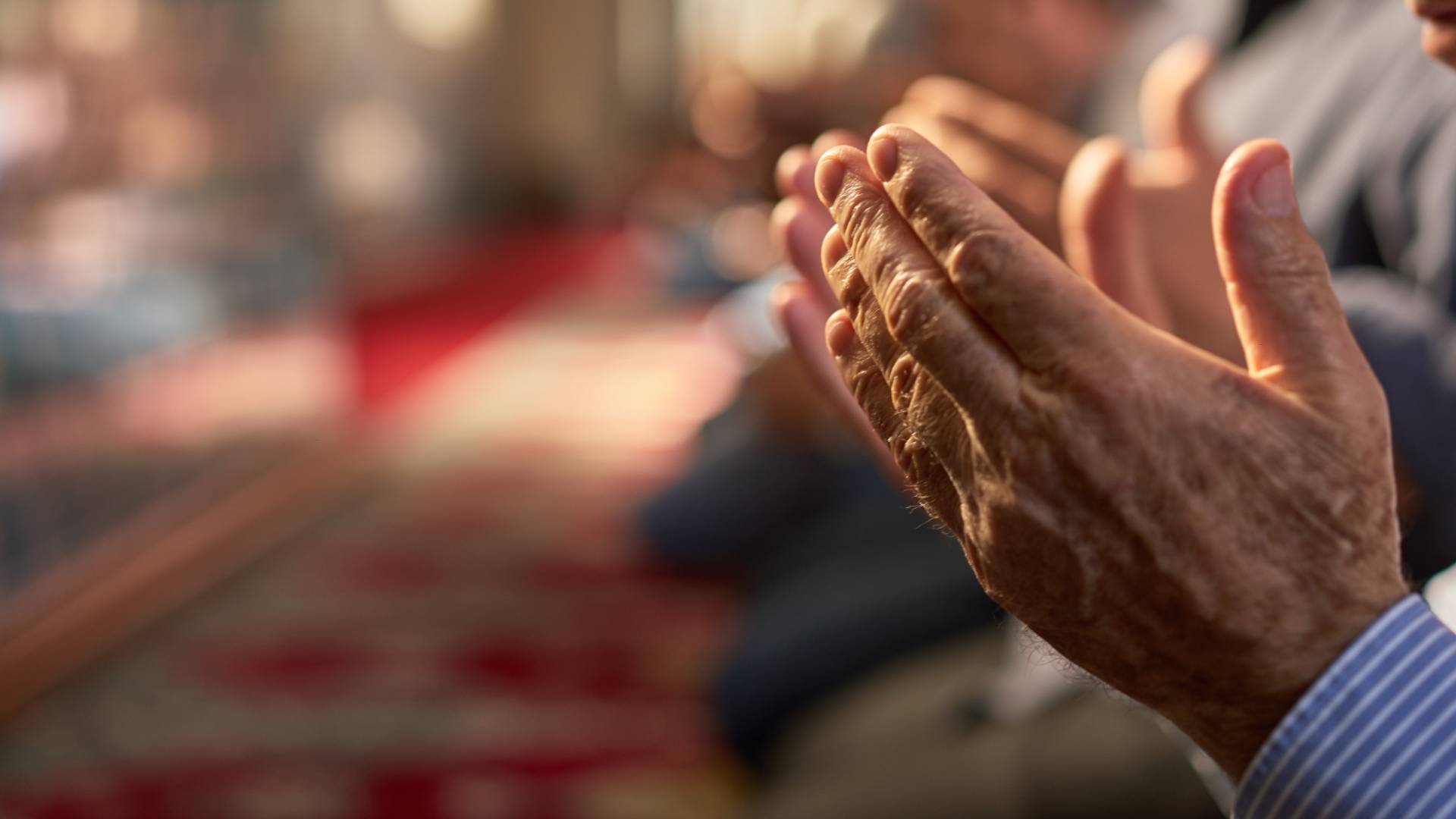 أداء الصلاة في المساجد "أرشيفية"