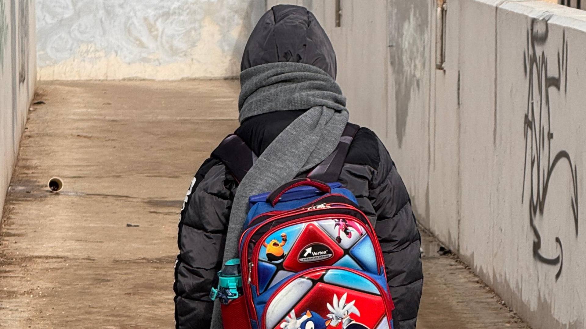 طالب يرتدي ملابس شتوية "أرشيف رؤيا"