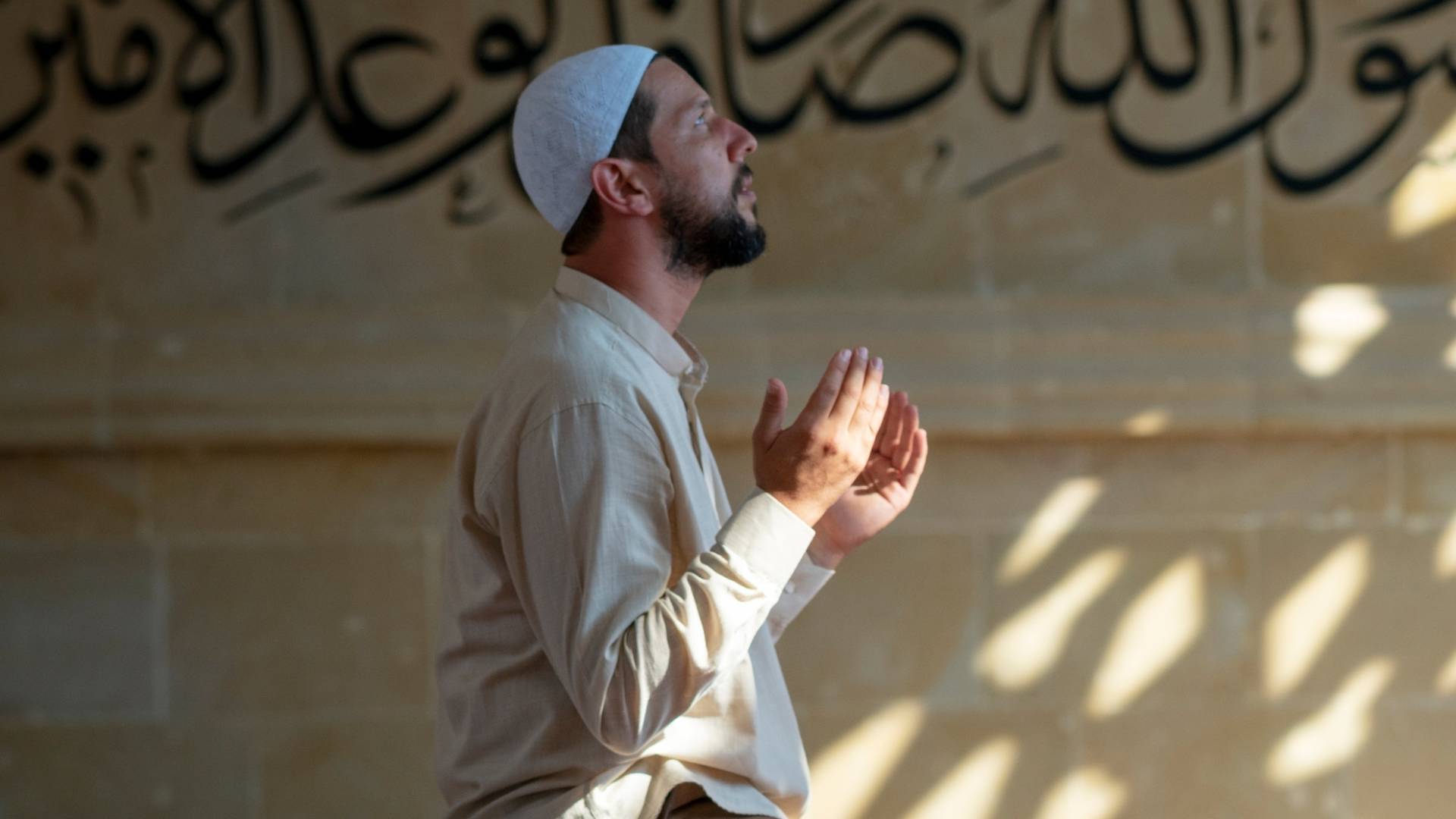 شخص يتضرع إلى الله "تعبيرية"