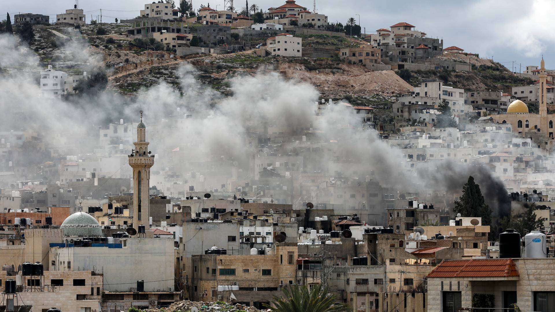 تصاعد أعمدة الدخان في إحدى بلدات الضفة الغربية