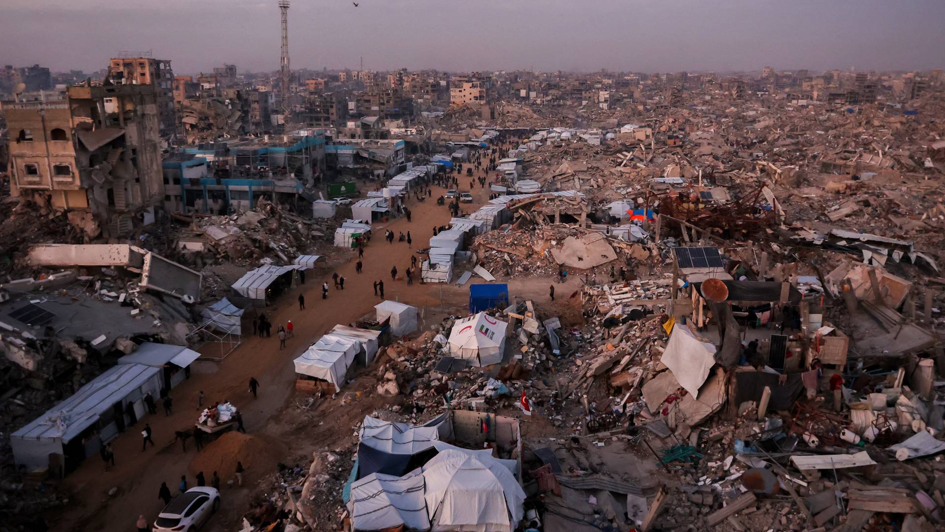 خيام نازحين وسط الدمار بغزة