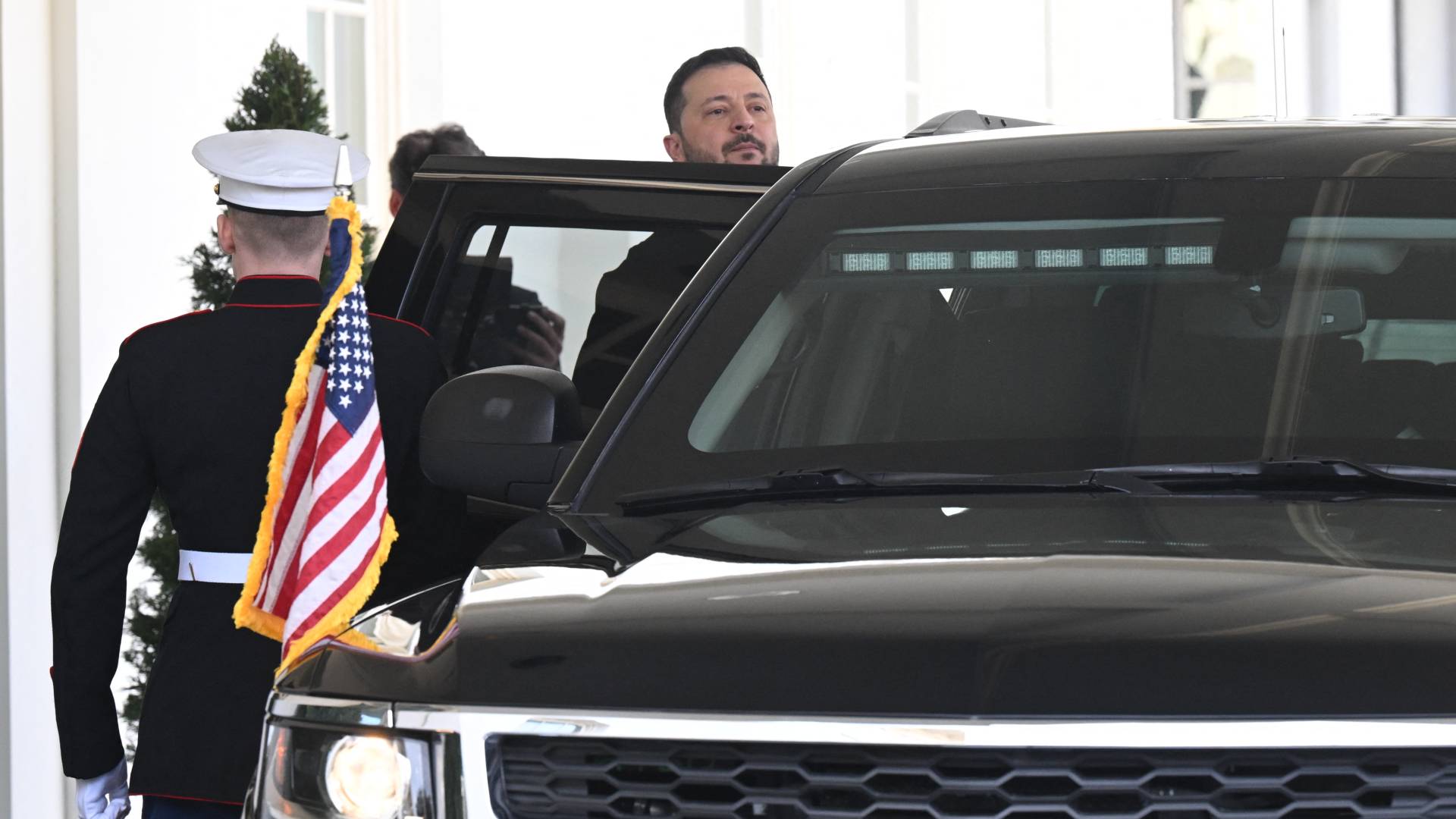 الرئيس الأوكراني يغادر البيت الأبيض بعد لقاء ترمب