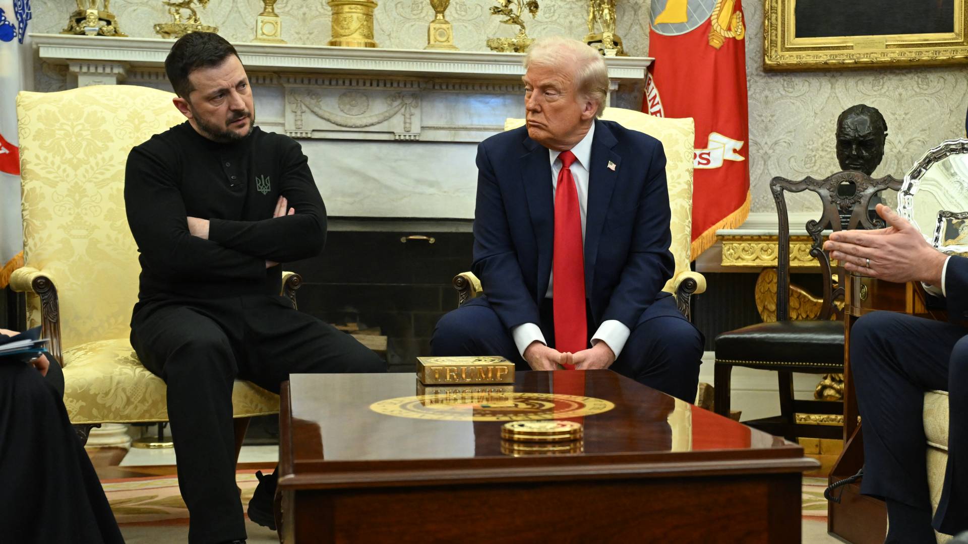 الرئيس الأمريكي دونالد ترمب(يمينا)، الرئيس الأوكراني فولوديمير زيلينسكي (يسارا)