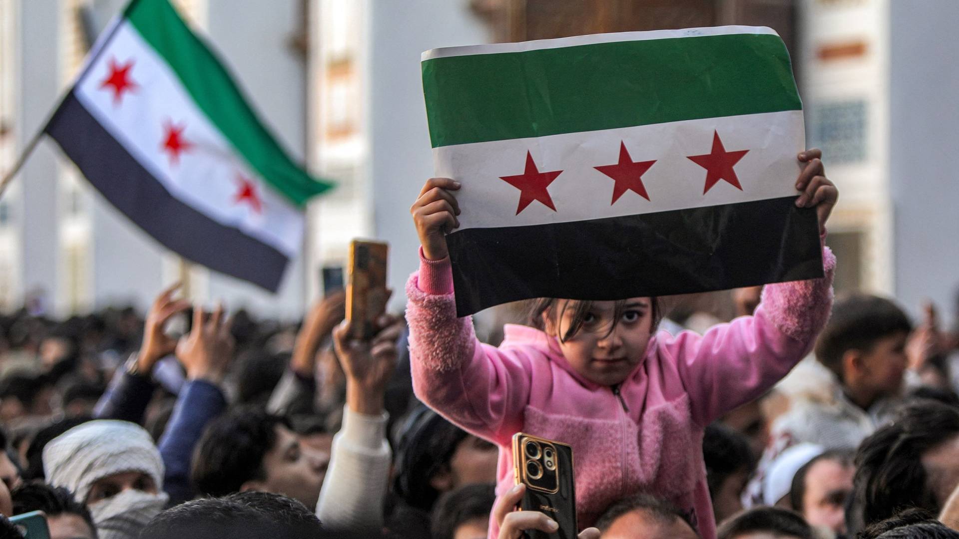 جانب من احتفال السوريين بسقوط نظام بشار الأسد