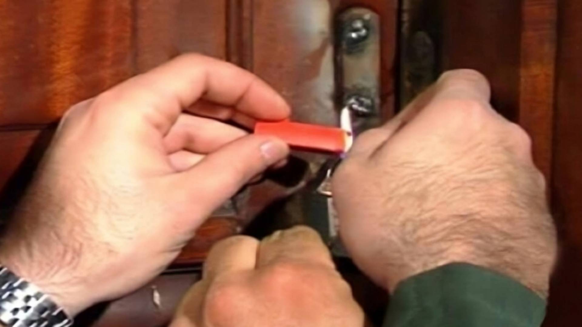 اغلاق محل بالشمع الأحمر