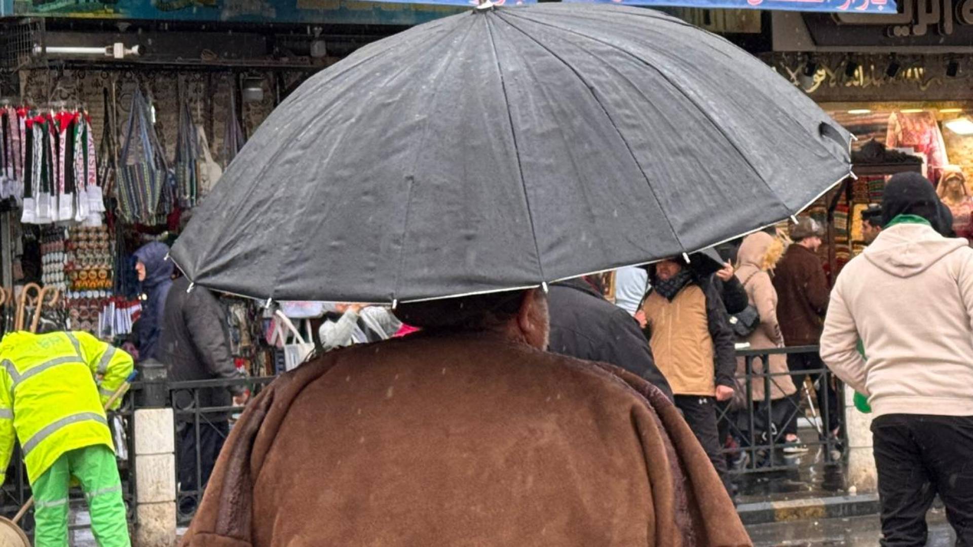 مواطن يحمل مظلة في الأجواء الماطرة "أرشيفية"