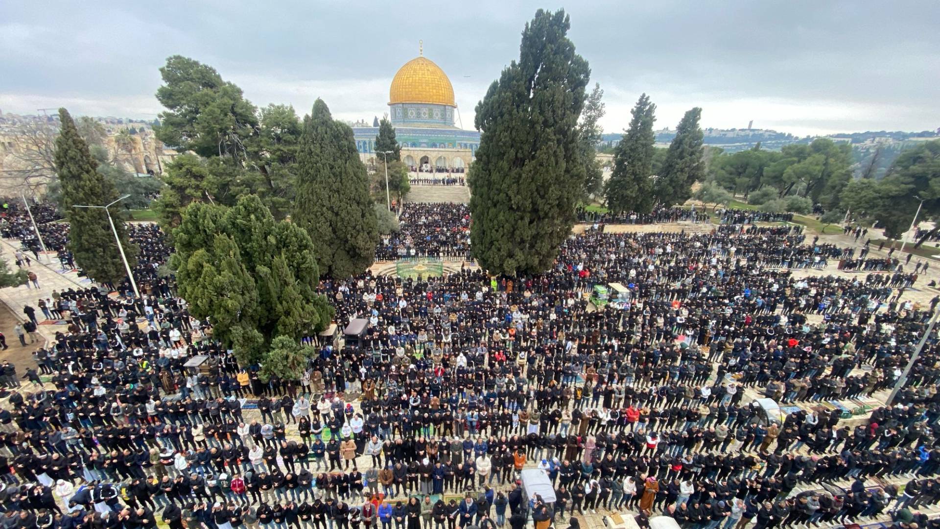 90 ألف مصل يؤدون صلاة الجمعة الأولى من رمضان في المسجد الأقصى