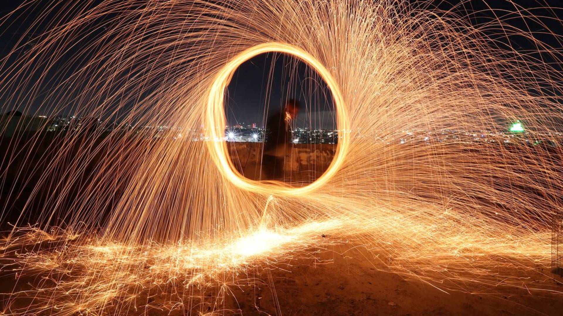 الأمن العام : تعميم على الدوريات كافة بضبط كل من يقوم بإشعال الخريس بالشوارع العامة ويهدد سلامة الآخرين