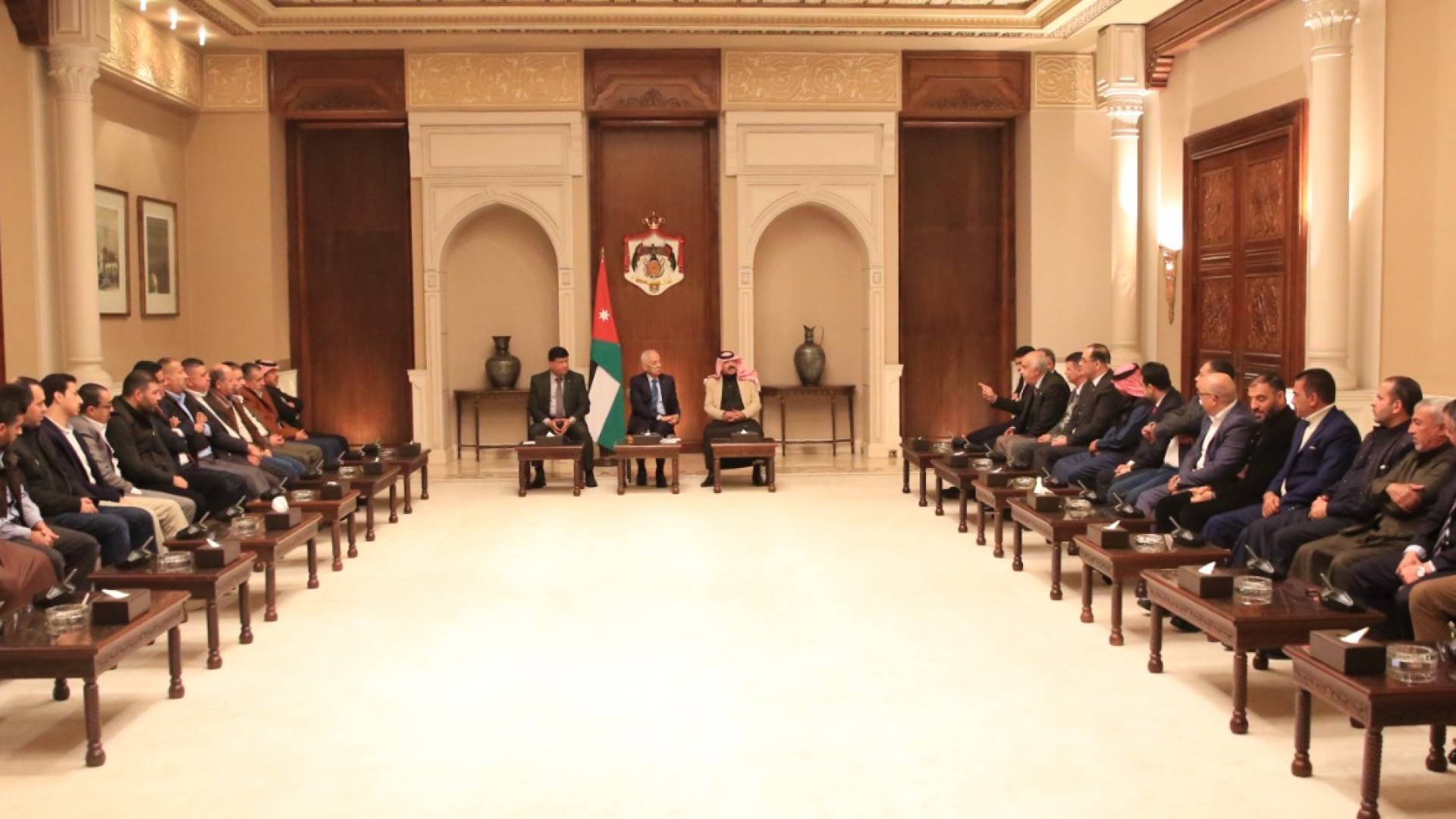 رئيس الديوان الملكي يلتقي وفدا من أبناء عشيرة الهوادي