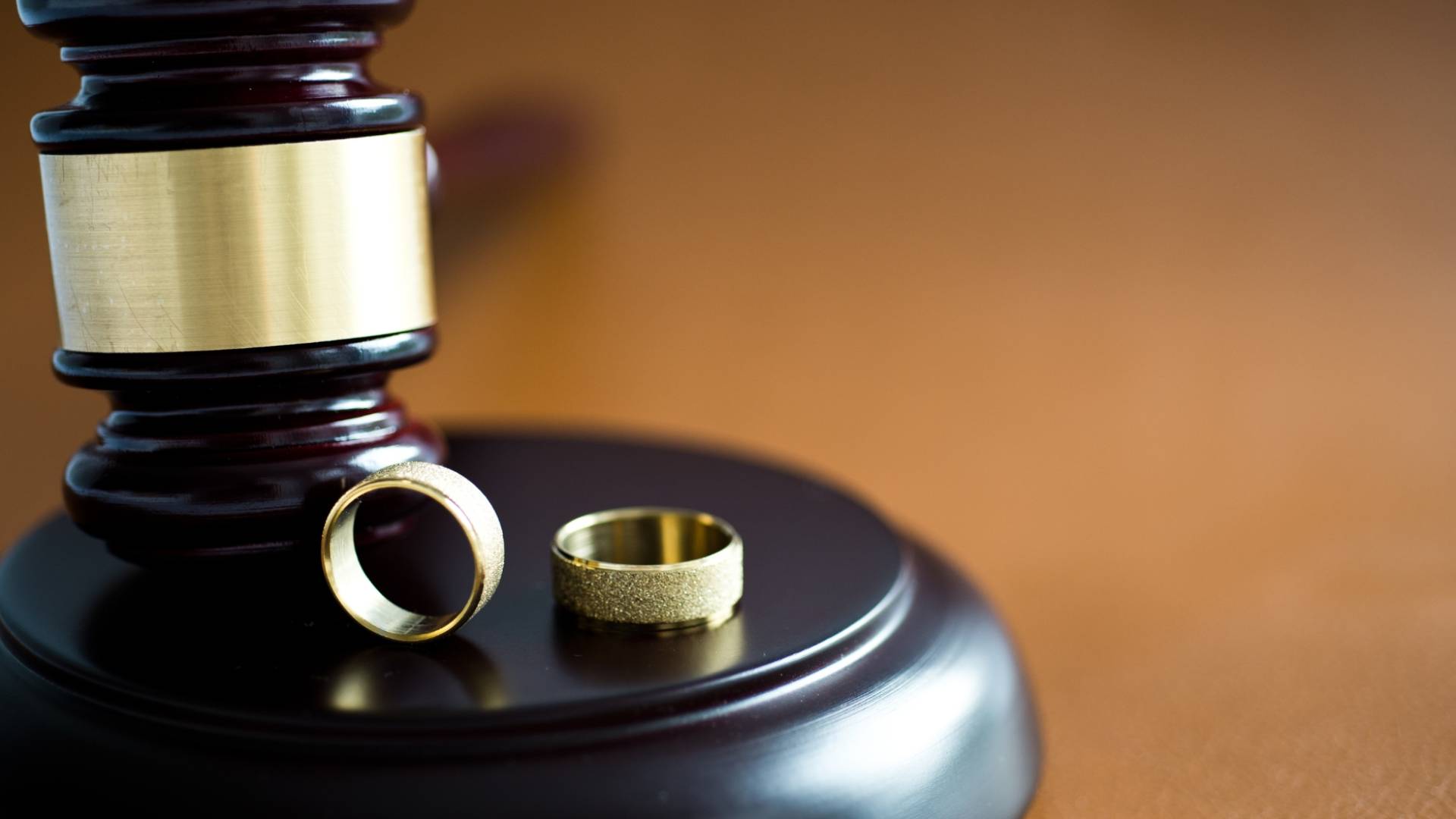 مطرقة قاض وسندان