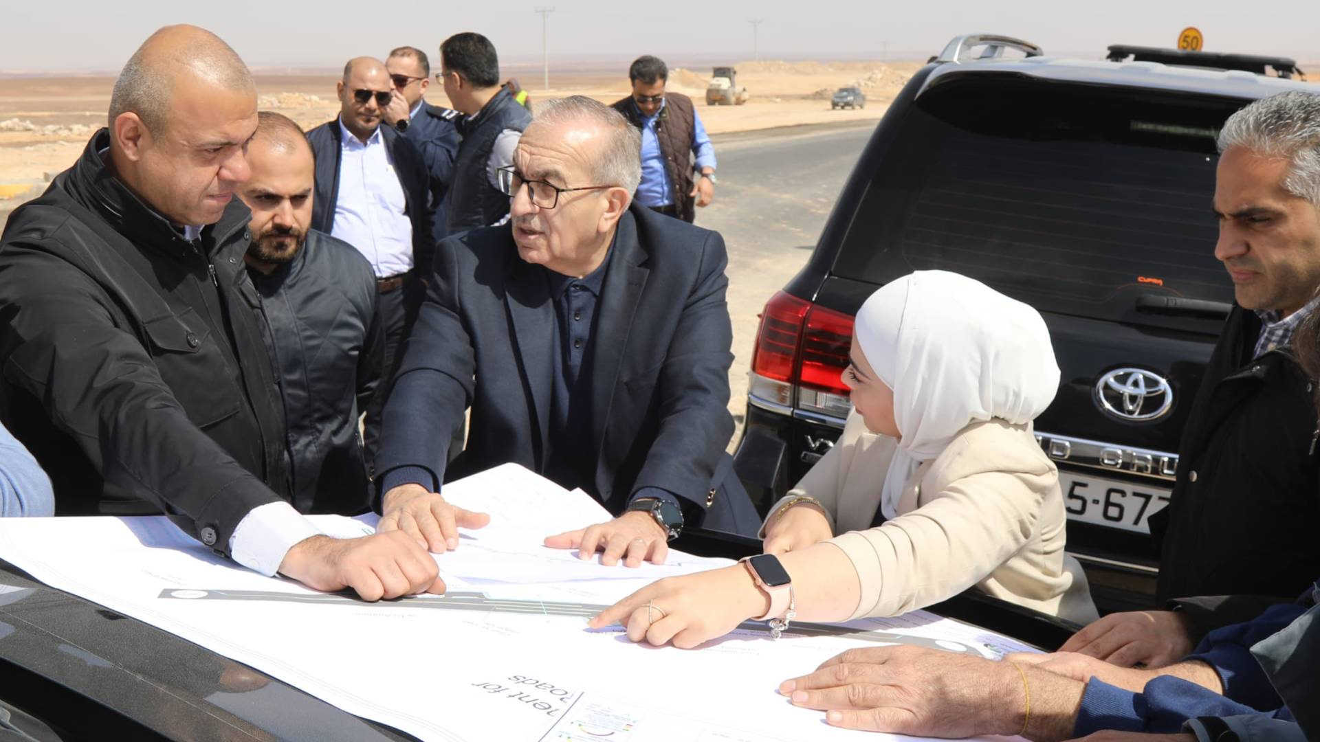 وزير الأشغال يتفقد أعمال صيانة لطريق الموقر- الأزرق