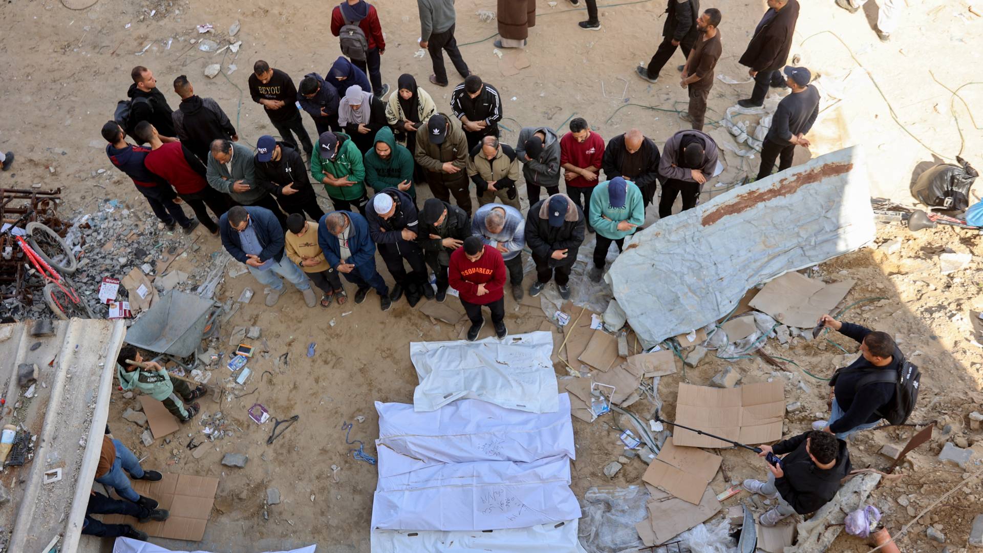 العثور على جثامين شهداء بين الركام في غزة