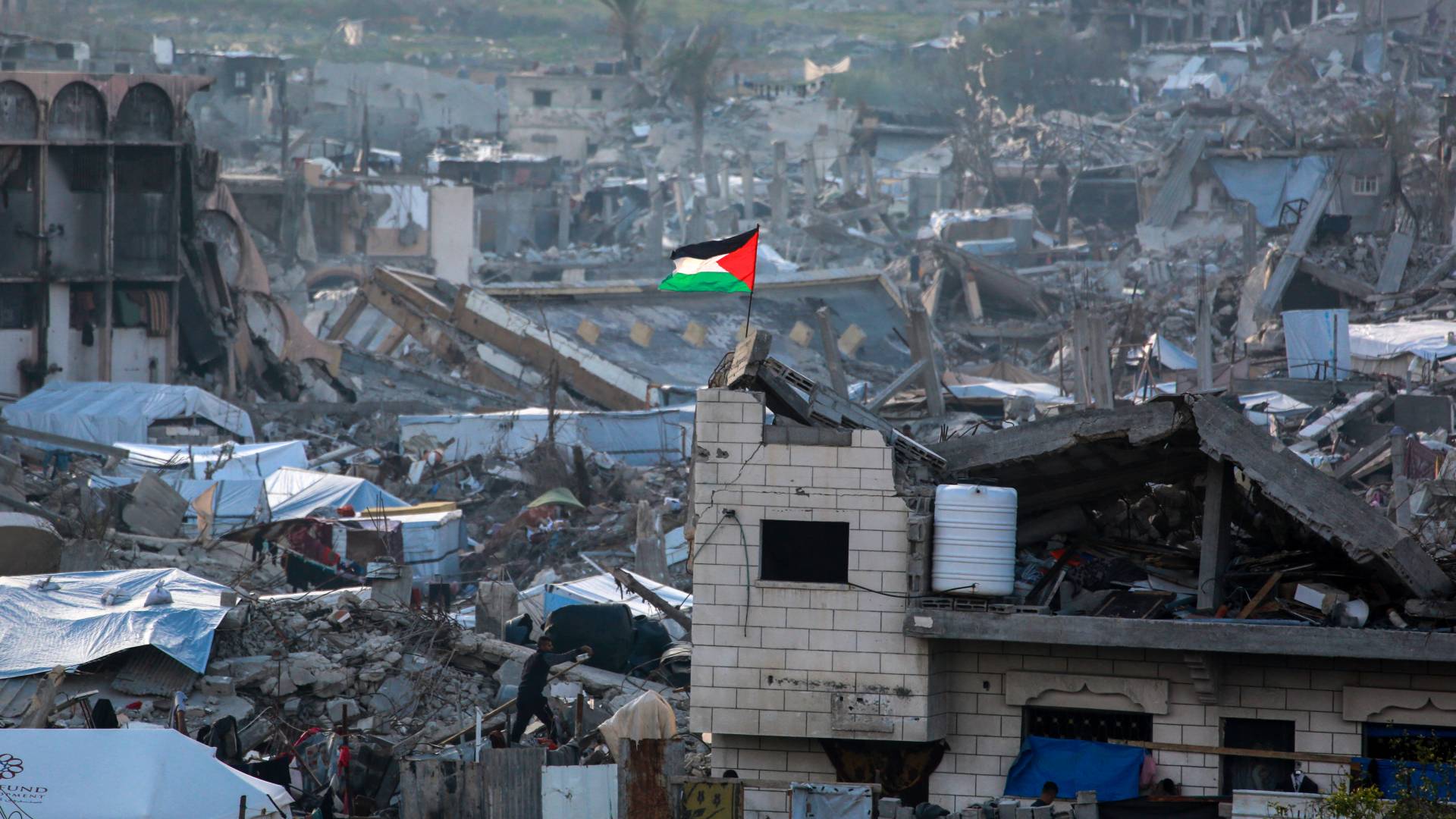 علم فلسطين فوق الركام في غزة