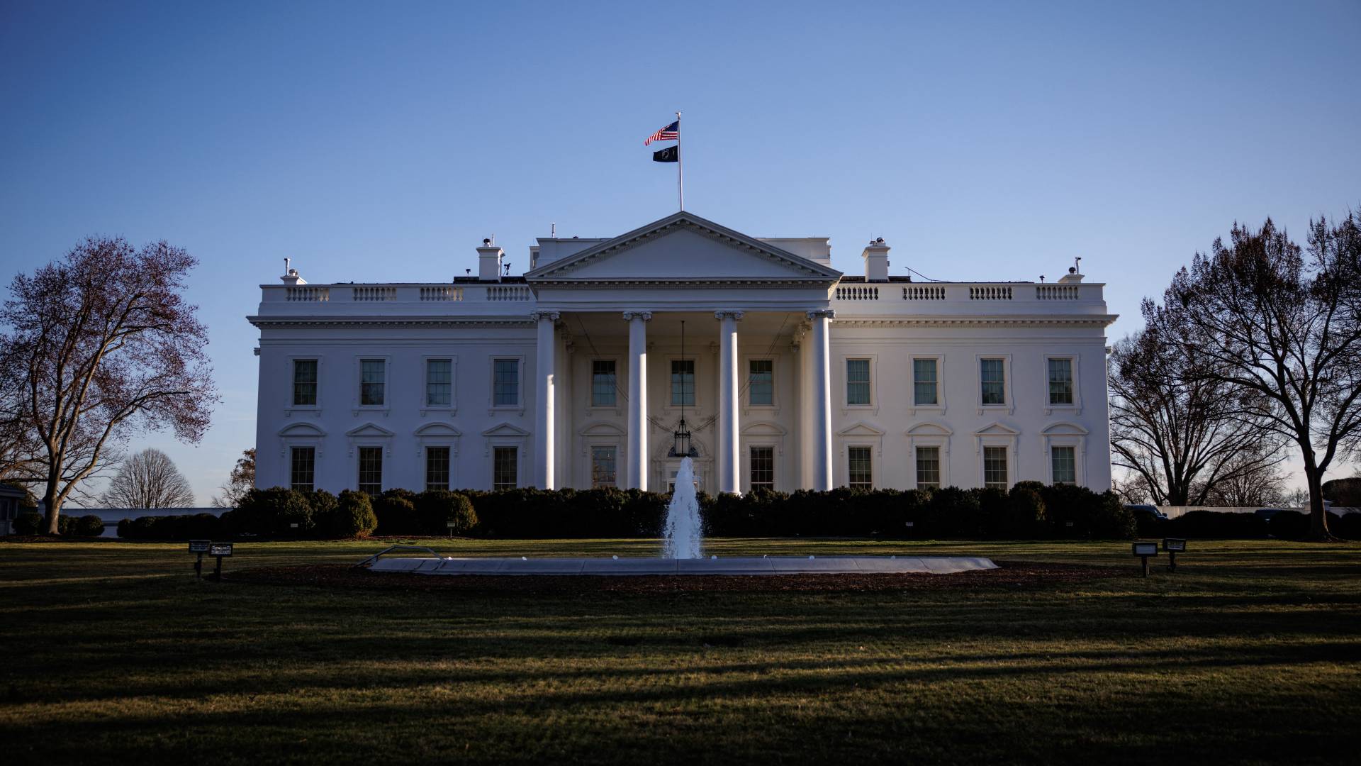 البيت الأبيض: ترمب يتخذ إجراءات صارمة لحماية التجارة الدولية في البحر الأحمر