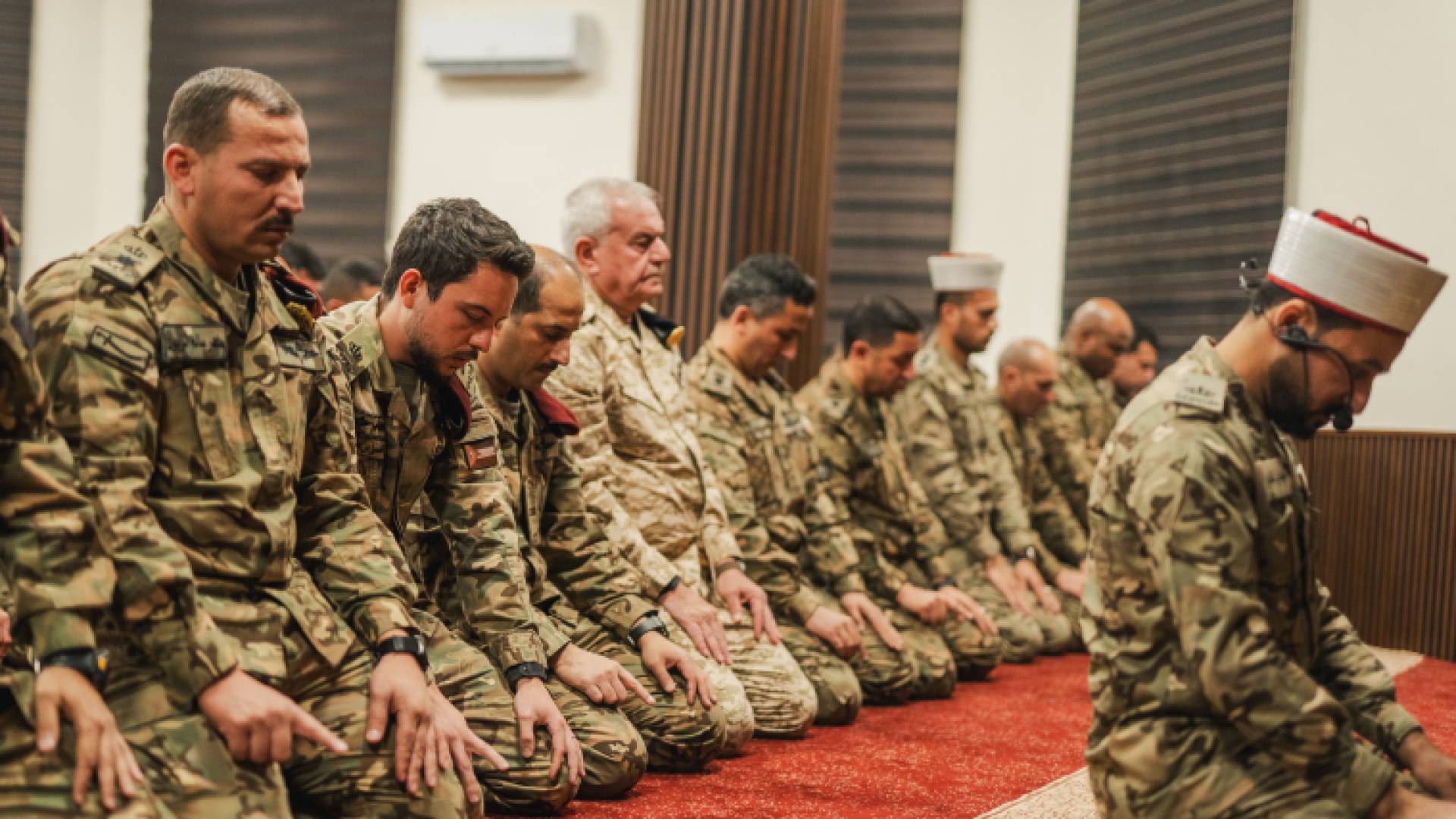 نائب الملك يشارك مرتبات قوات الملك عبدالله الثاني الخاصة الملكية مأدبة الإفطار.. فيديو وصور