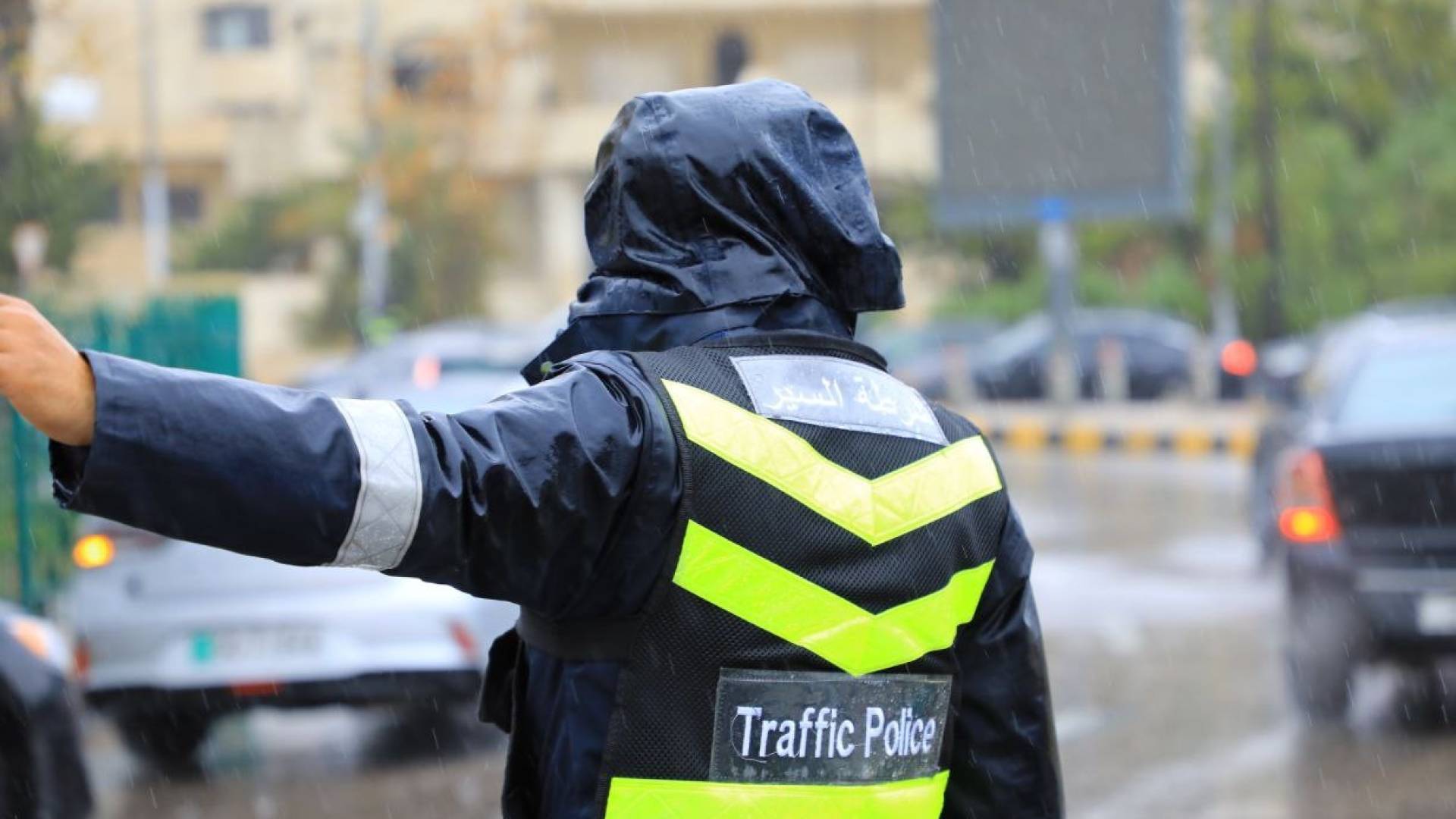 أحد أفراد كوادر السير خلال منخفض جوي