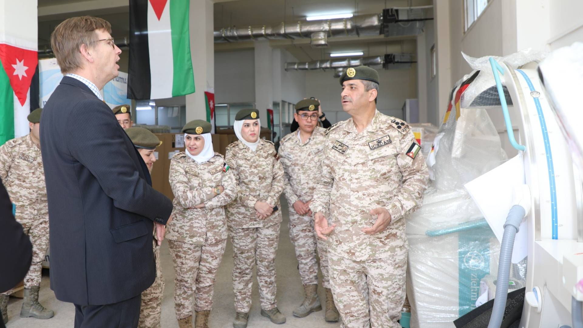 القوات المسلحة تتسلم علاجات وأجهزة طبية من ألمانيا للمرضى في غزة