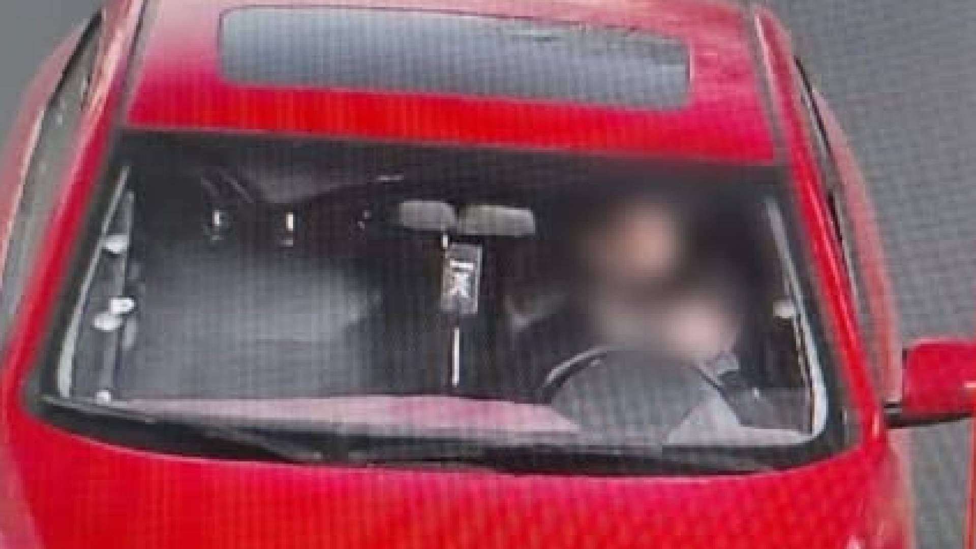 جلوس طفل في المقاعد الأمامية