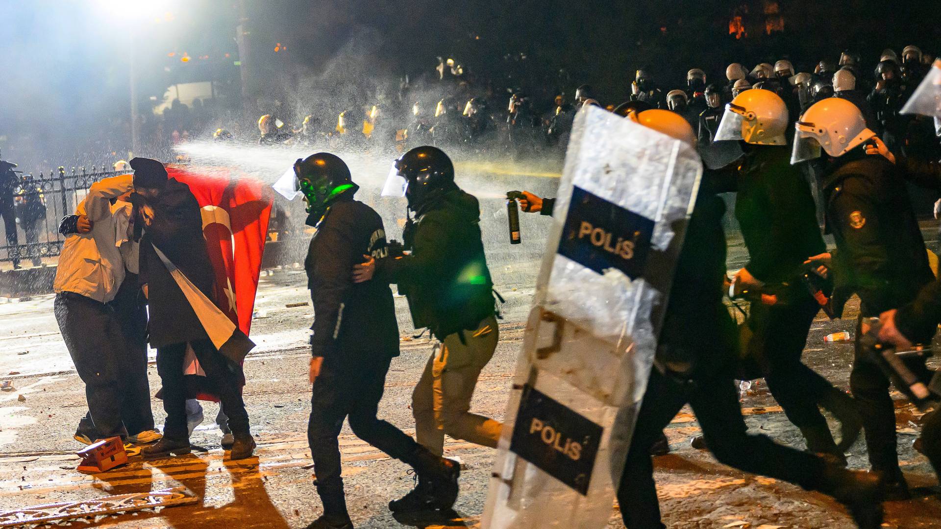 رد المتظاهرون على رذاذ الغاز المسيل للدموع أثناء اشتباكهم مع شرطة مكافحة الشغب خلال مظاهرة عقب اعتقال رئيس بلدية إسطنبول