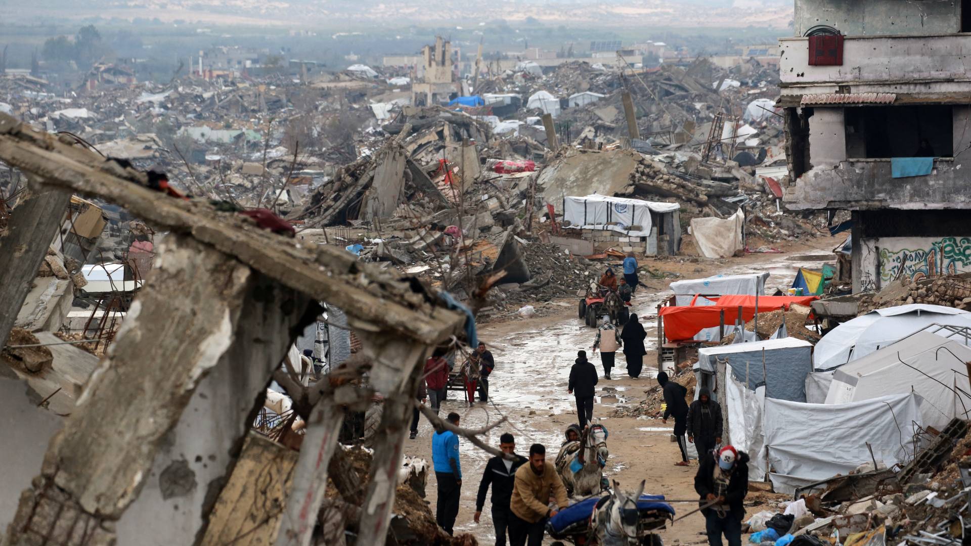 غزيون ينزحون بعد استئناف عدوان الاحتلال على غزة