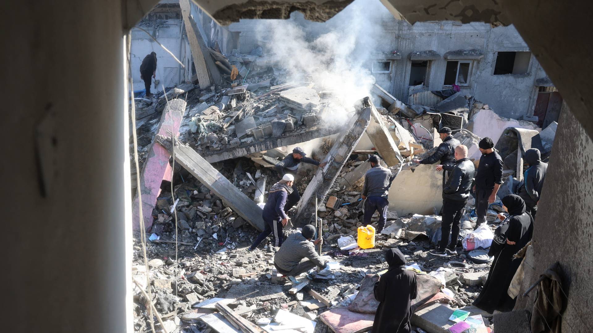 دمار بمخيم النصيرات وسط قطاع غزة