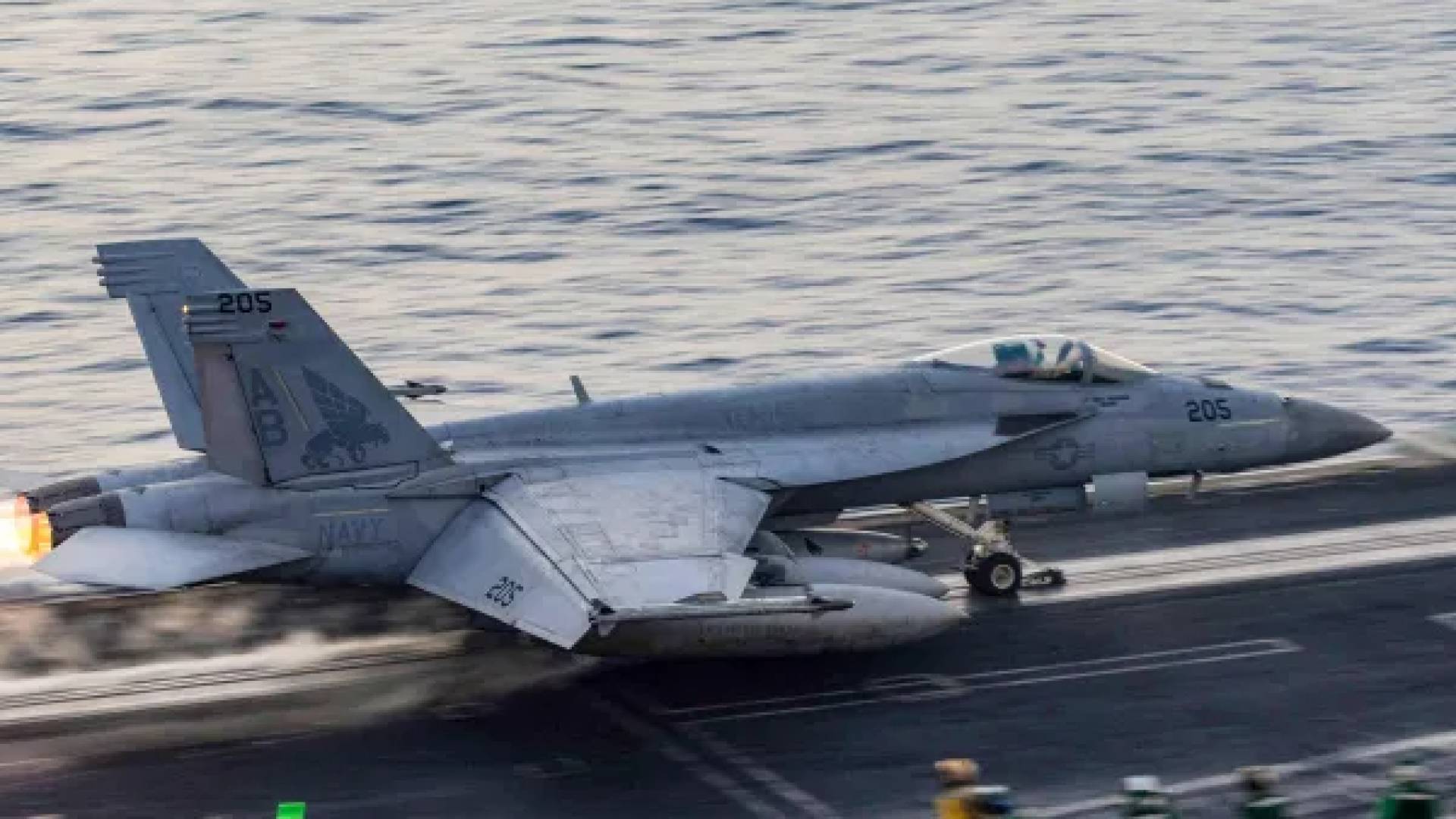 حاملة طارات امريكية