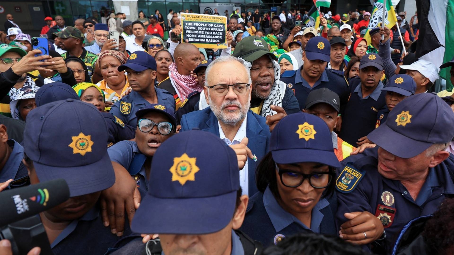 استقباسفير جنوب إفريقيا السابق في الولايات المتحدة إبراهيم رسول عقب وصوله إلى مطار كيب تاون الدولي. 23 مارس 2025