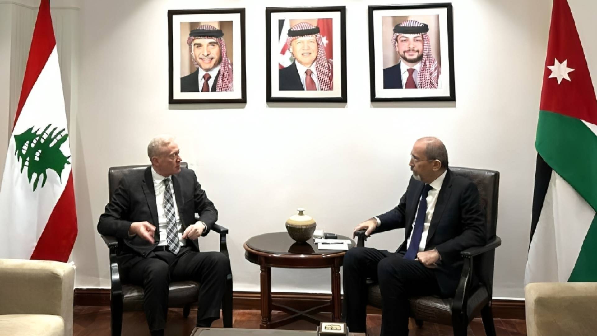 وزير الخارجية وشؤون المغتربين أيمن الصفدي ووزير الخارجية اللبناني يوسف رجّي