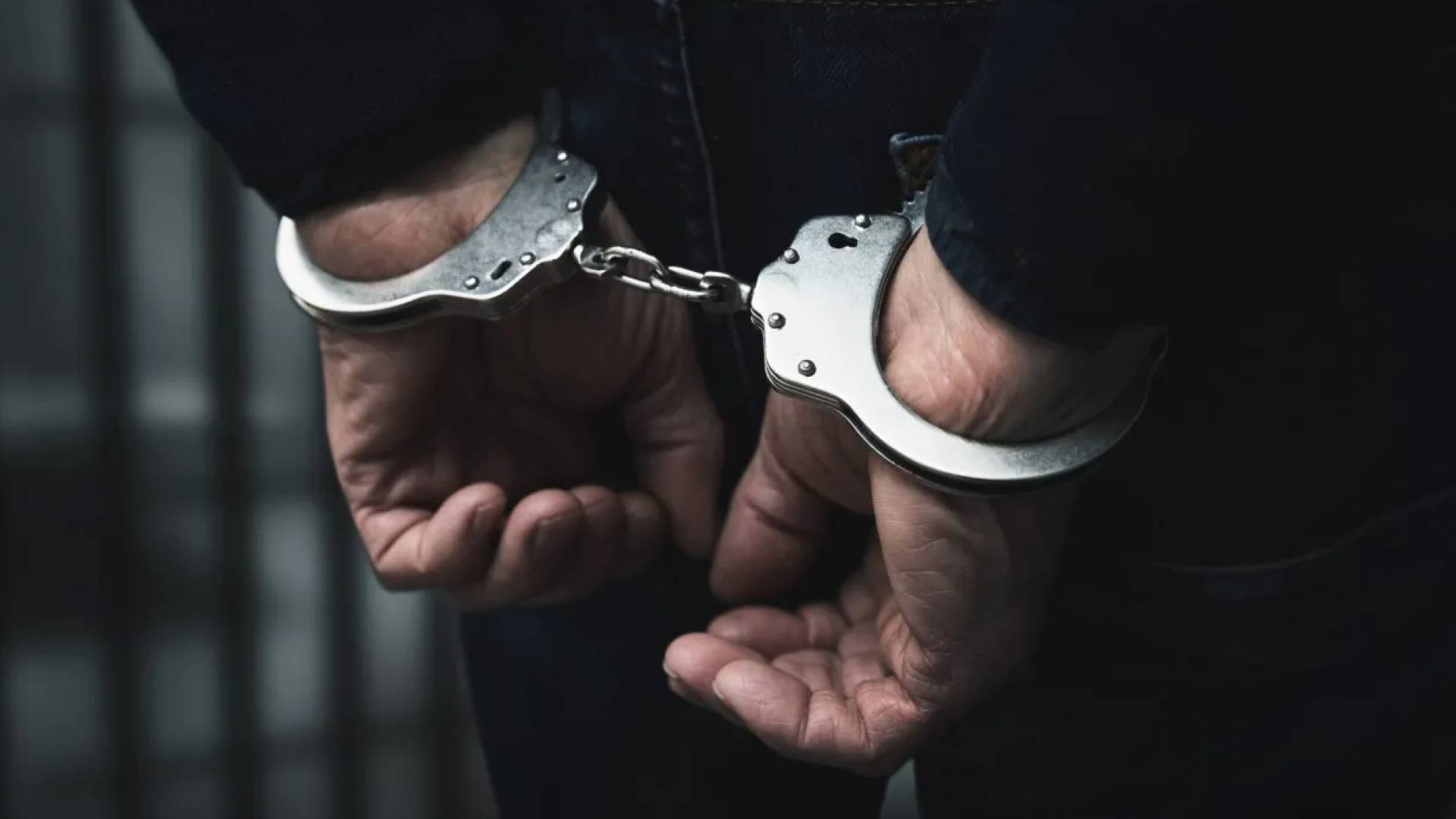 صورة تظهر القبض على شخص