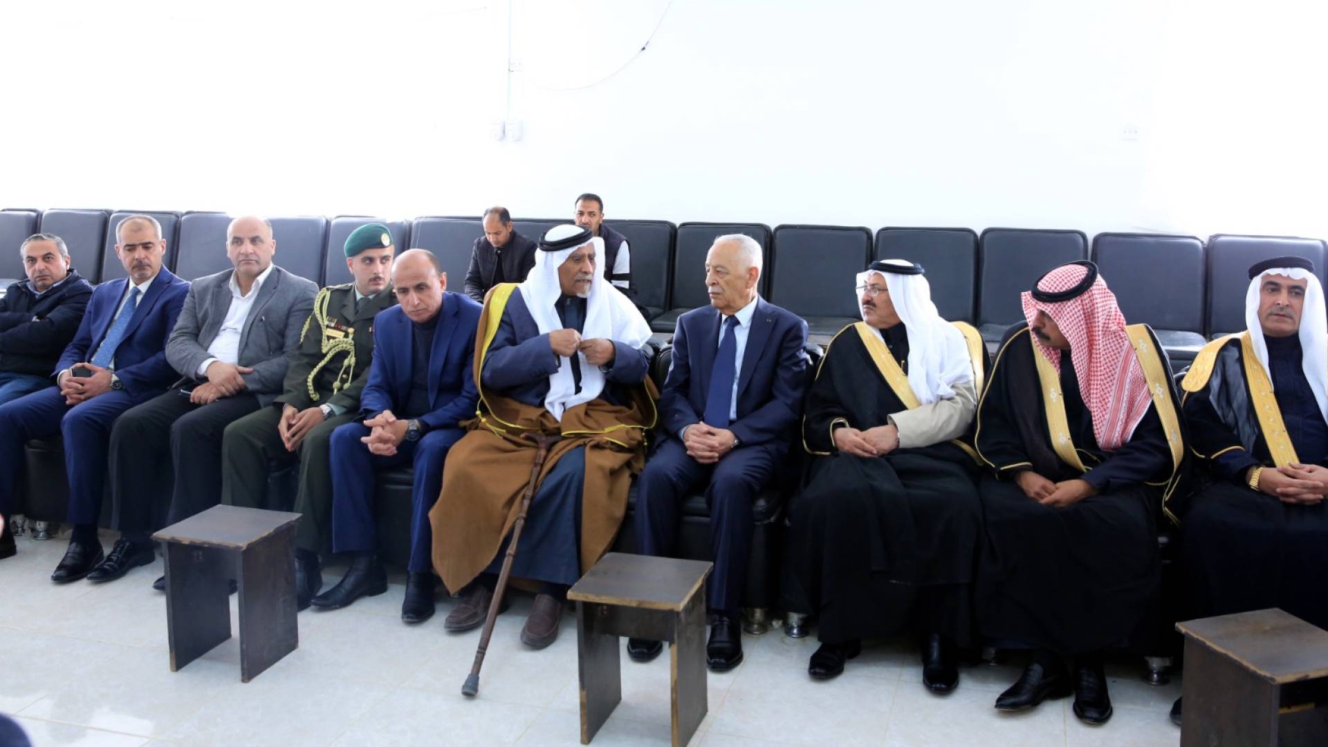 العيسوي يقدم واجب العزاء