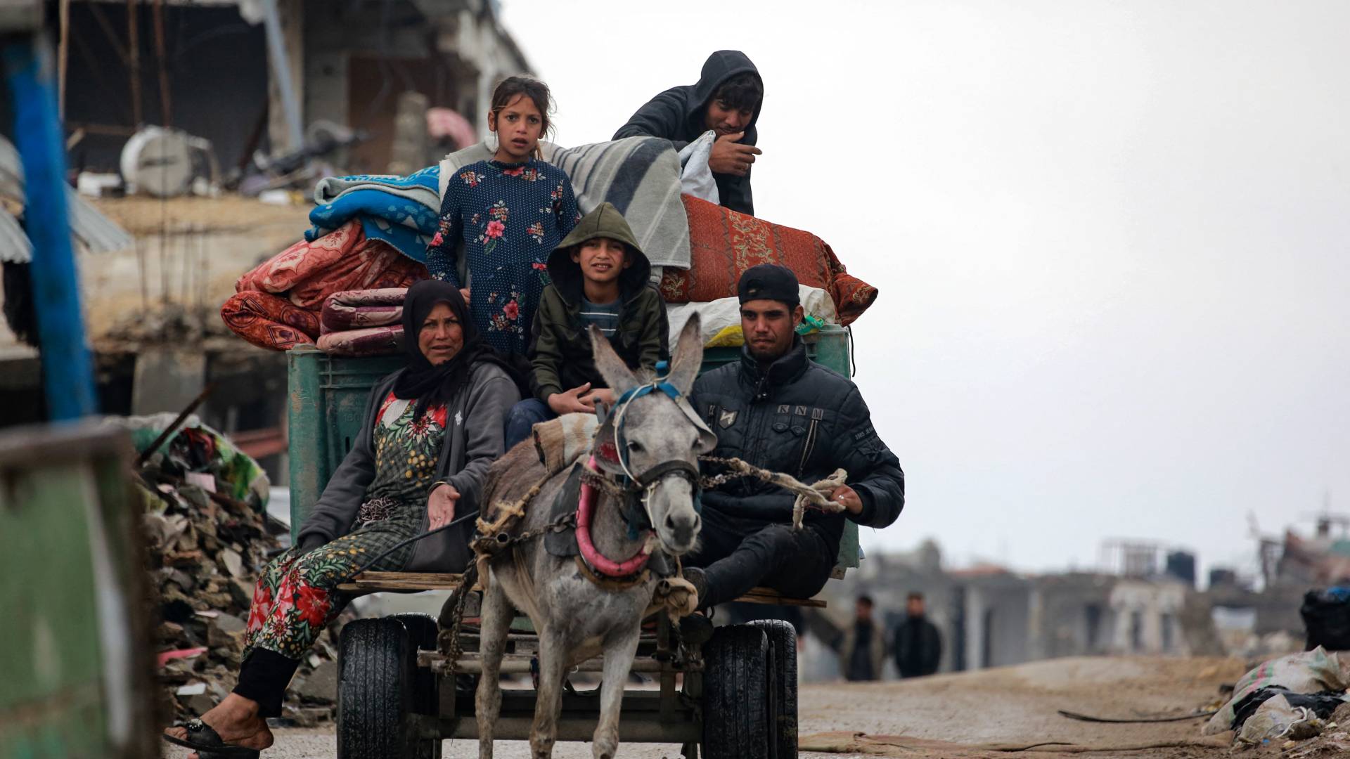 غزيون نازحون بسبب عدوان الاحتلال