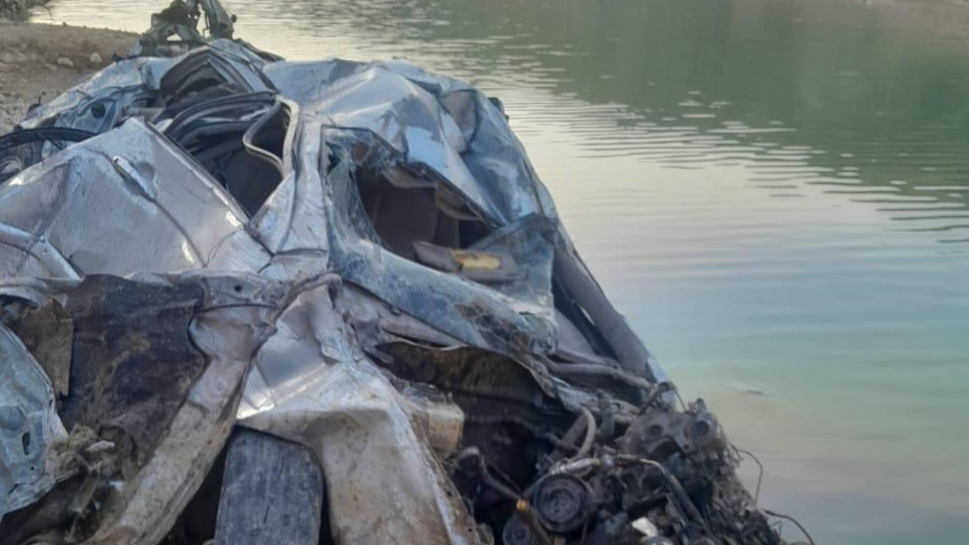 وفاة أم وابنها إثر سقوط مركبتهما في سد كفرنجة