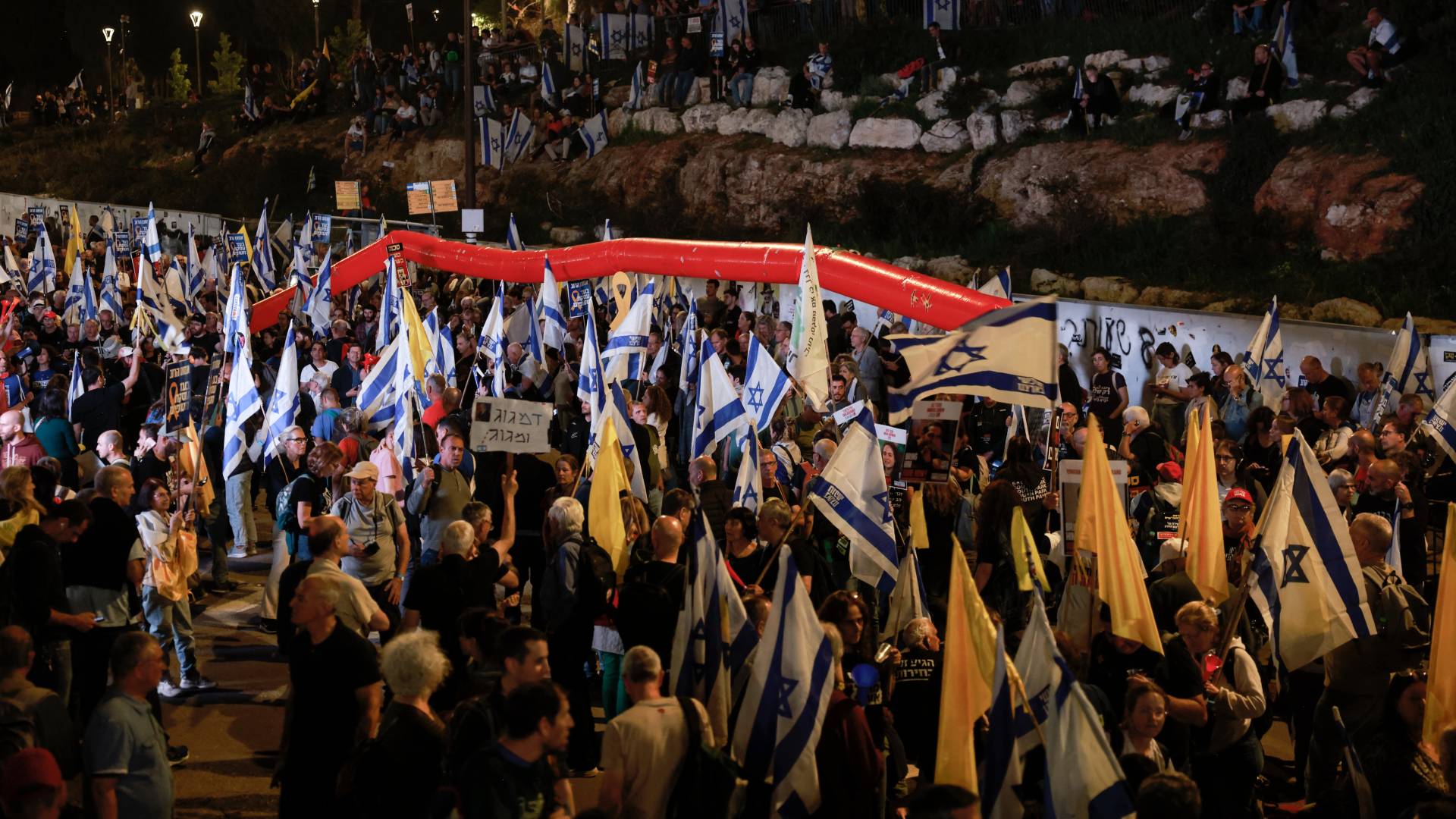 متظاهرون المناهضون لحكومة الاحتلال أثناء احتجاجهم أمام البرلمان "الإسرائيلي" في القدس