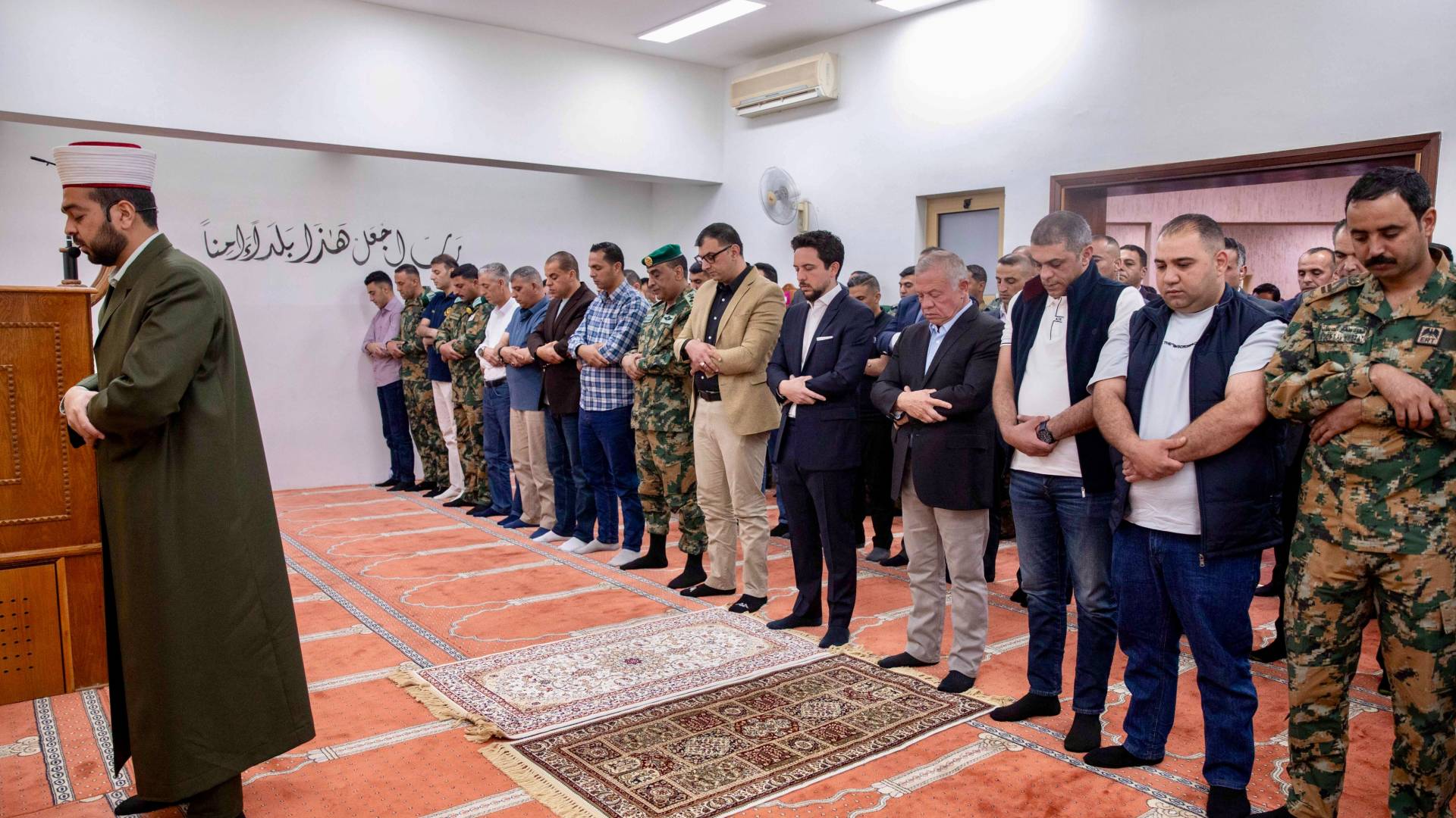 جلالة الملك عبدالله الثاني وسمو ولي العهد يؤديان صلاة عيد الفطر في مسجد الحرس الملكي في العقبة