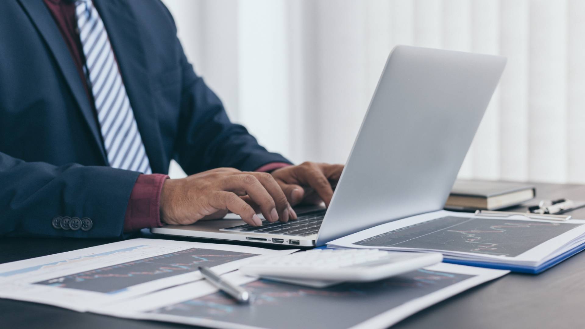 صورة تعبر عن العمل