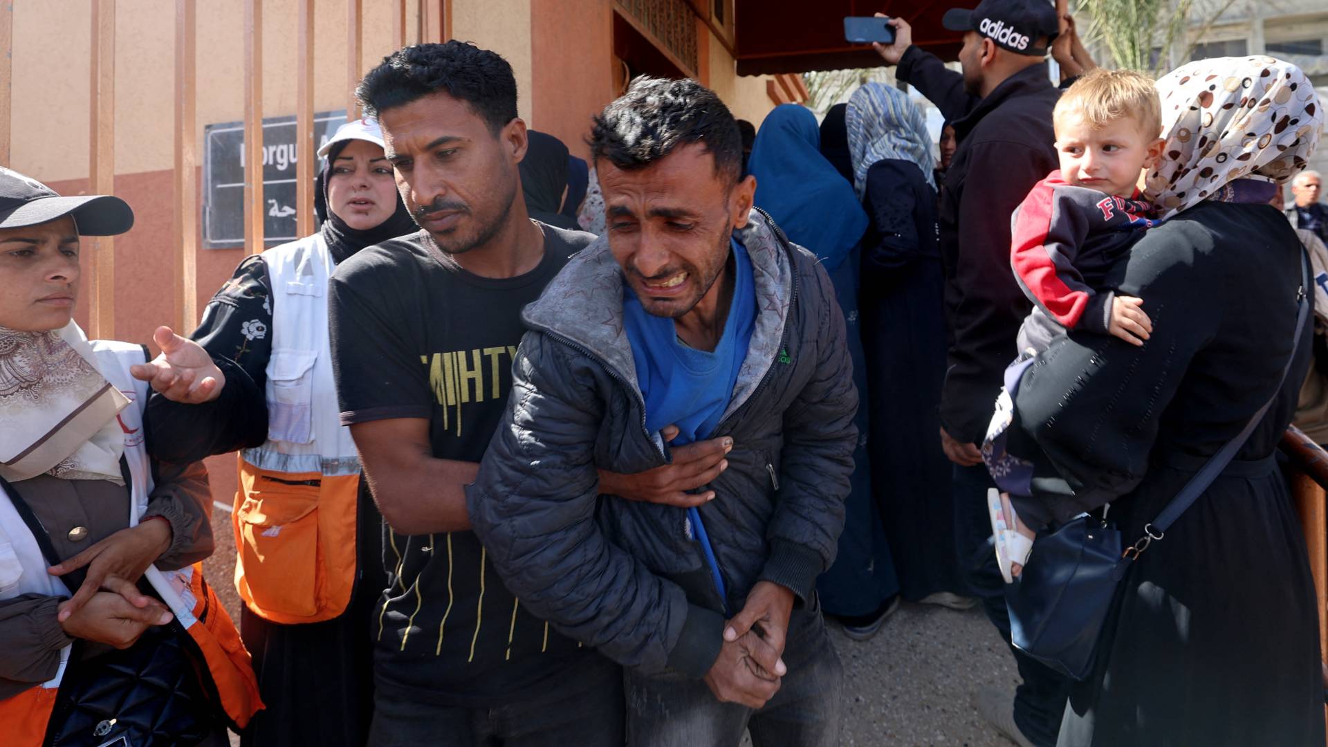 فلسطيني يبكي أحد أفراد عائلته في غزة