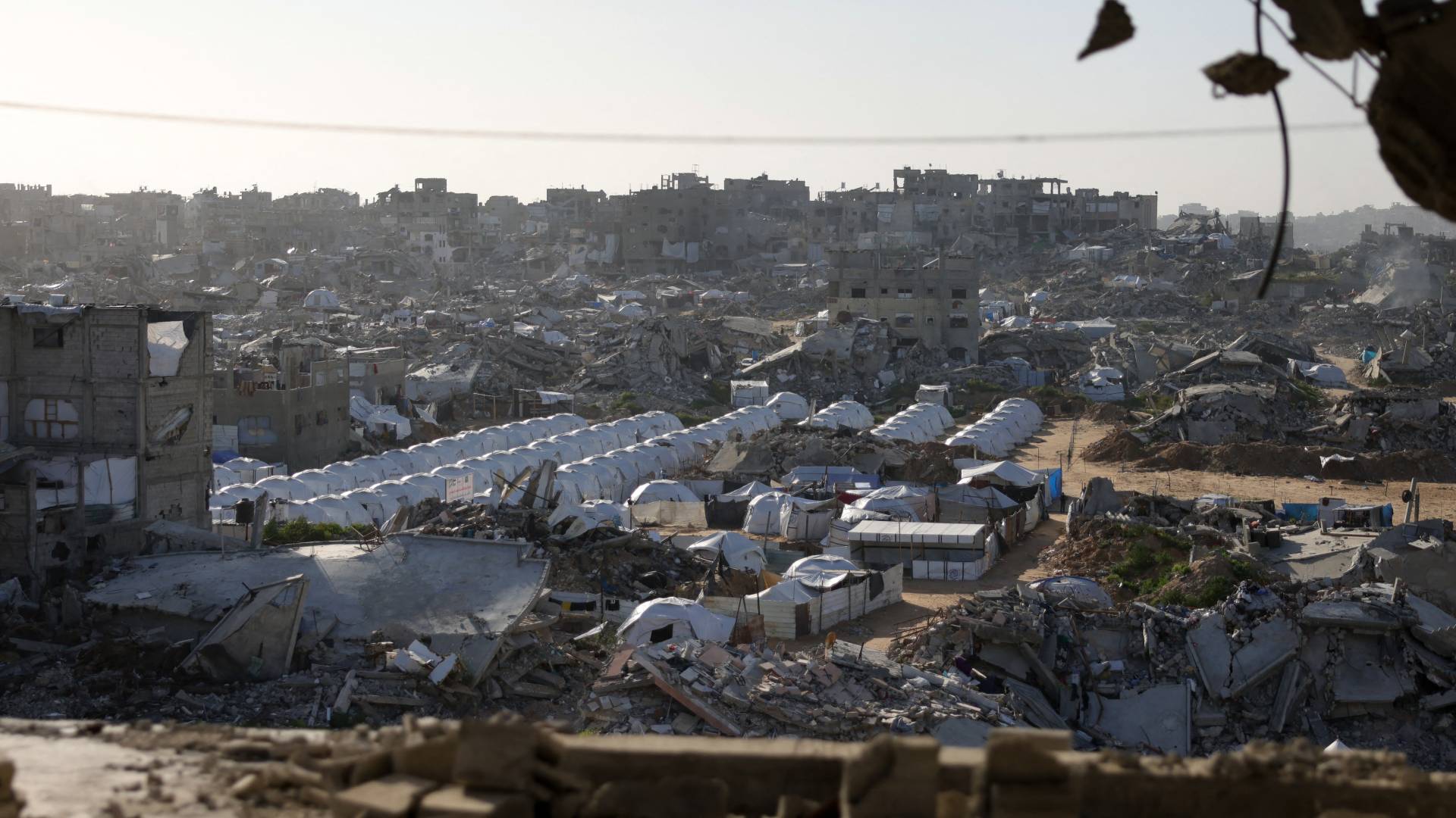 خيام تؤوي نازحين وسط حي مدمر جراء العدوان في مخيم جباليا للاجئين شمالي غزة